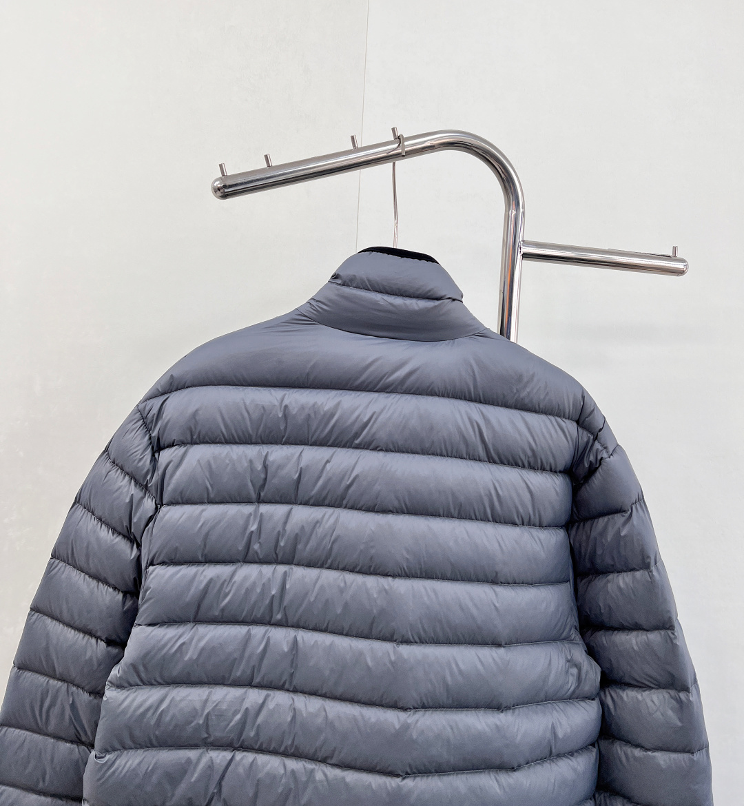 🆕Miumiu2025新款立领字母刺绣拉链羽绒服，定制YB进口防水环保再生尼龙材质，其工艺还原，升级材质