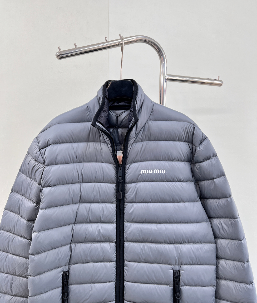 🆕Miumiu2025新款立领字母刺绣拉链羽绒服，定制YB进口防水环保再生尼龙材质，其工艺还原，升级材质