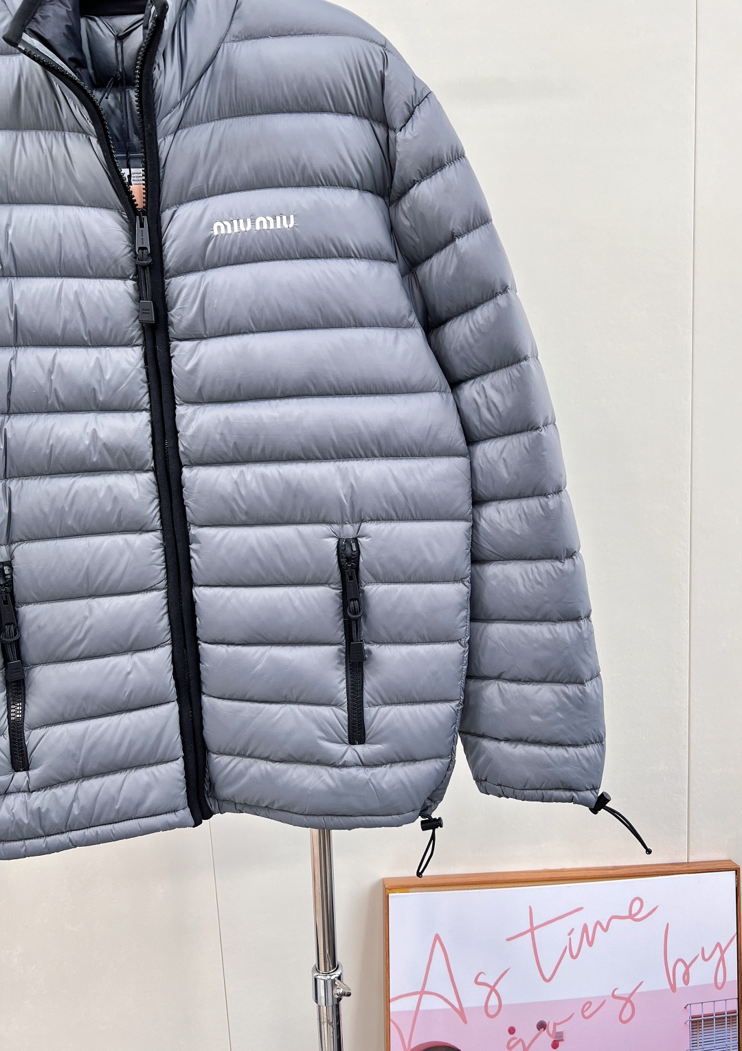 🆕Miumiu2025新款立领字母刺绣拉链羽绒服，定制YB进口防水环保再生尼龙材质，其工艺还原，升级材质