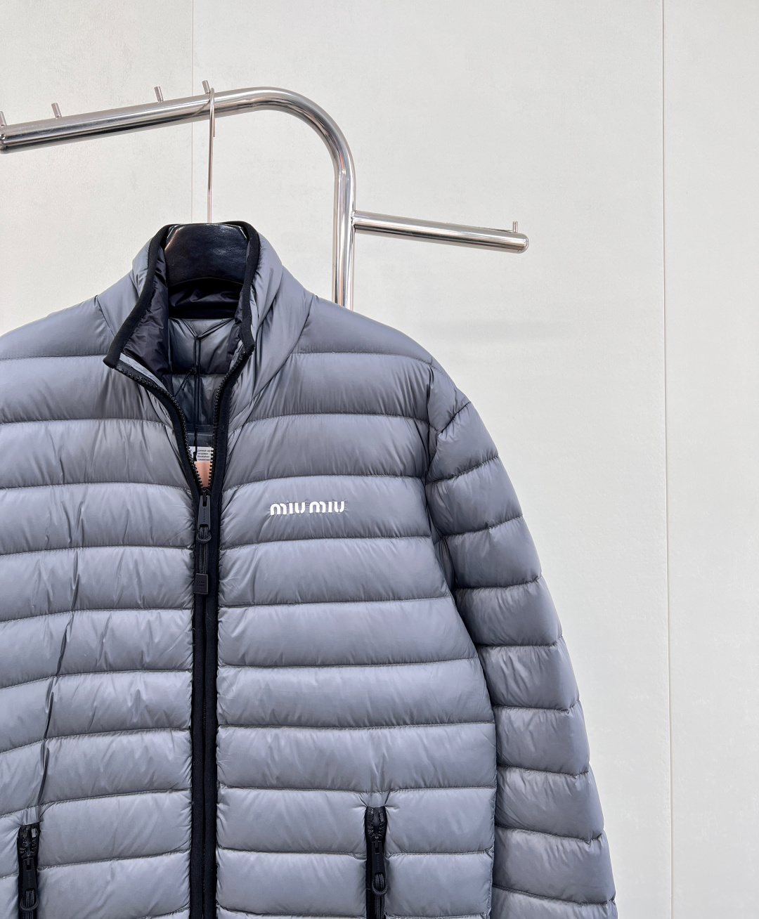 🆕Miumiu2025新款立领字母刺绣拉链羽绒服，定制YB进口防水环保再生尼龙材质，其工艺还原，升级材质