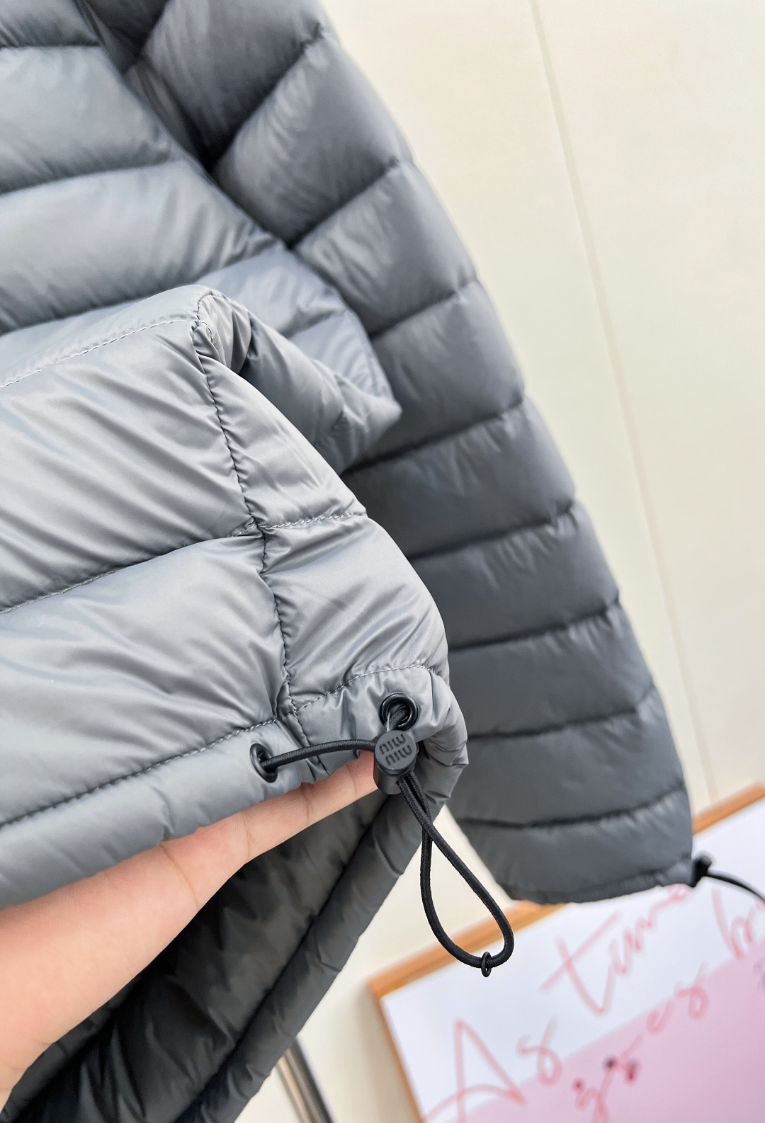 🆕Miumiu2025新款立领字母刺绣拉链羽绒服，定制YB进口防水环保再生尼龙材质，其工艺还原，升级材质