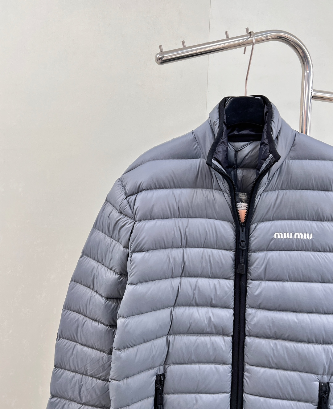 🆕Miumiu2025新款立领字母刺绣拉链羽绒服，定制YB进口防水环保再生尼龙材质，其工艺还原，升级材质