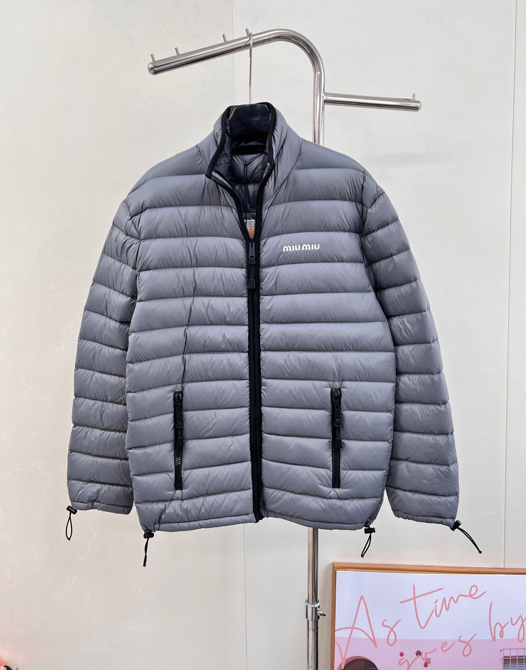 NO:562044,Comes with dust bag Miumiu 2025 new stand-up collar letter embroidered zipper down jacket, customized YB imported waterproof and environmentally friendly recycled nylon material, its craftsmanship is restored, upgraded materials, white goose down filling lining, the whole piece is light and warm, zipper placket small stand-up collar design, classic  The classic rectangular strip embossed treatment allows for versatile wear styles. The iconic and obvious logo embellishment on the chest highlights a low-key sense of luxury. The large-capacity zipper pocket design is practical to keep out the cold. The contrasting color edging and exquisite details can successfully get rid of dullness, integrating warmth and fashion. Customized surface accessories  Look for the correct version. Down filling standard: national standard 90 down. Down filling: white goose down. Three standards are complete. Two colors are available. Size SML code, miumiu, down jacket, alexander wang19860909配防尘袋Miumiu2025新款立领字母刺绣拉链羽绒服,定制YB进口防水环保再生尼龙材质,其工艺还原,升级材质,白鹅绒填充内里,整件轻盈保暖,拉链开襟小立领设计,经典长方条形压纹处理,穿搭造型多变,胸前标志性明显徽标点缀,彰显低调高级感,大容量拉链口袋设计御寒实用,撞色包边精致细节就能成功摆脱沉闷,集保暖与时髦一体.定制面辅料 认准版本 充绒标准:国标90绒 充绒物:白鹅绒 ,三标齐全,两色出 尺码sml 编码,,miumiu,down jacket,alexander wang,Women's clothing