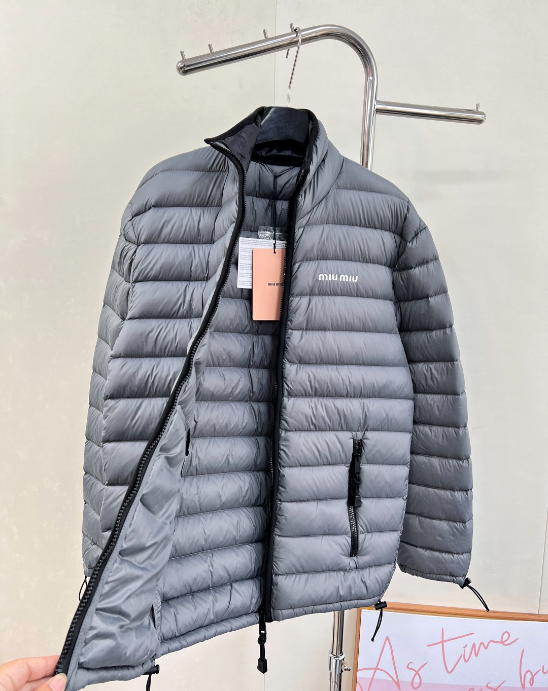 🆕Miumiu2025新款立领字母刺绣拉链羽绒服，定制YB进口防水环保再生尼龙材质，其工艺还原，升级材质