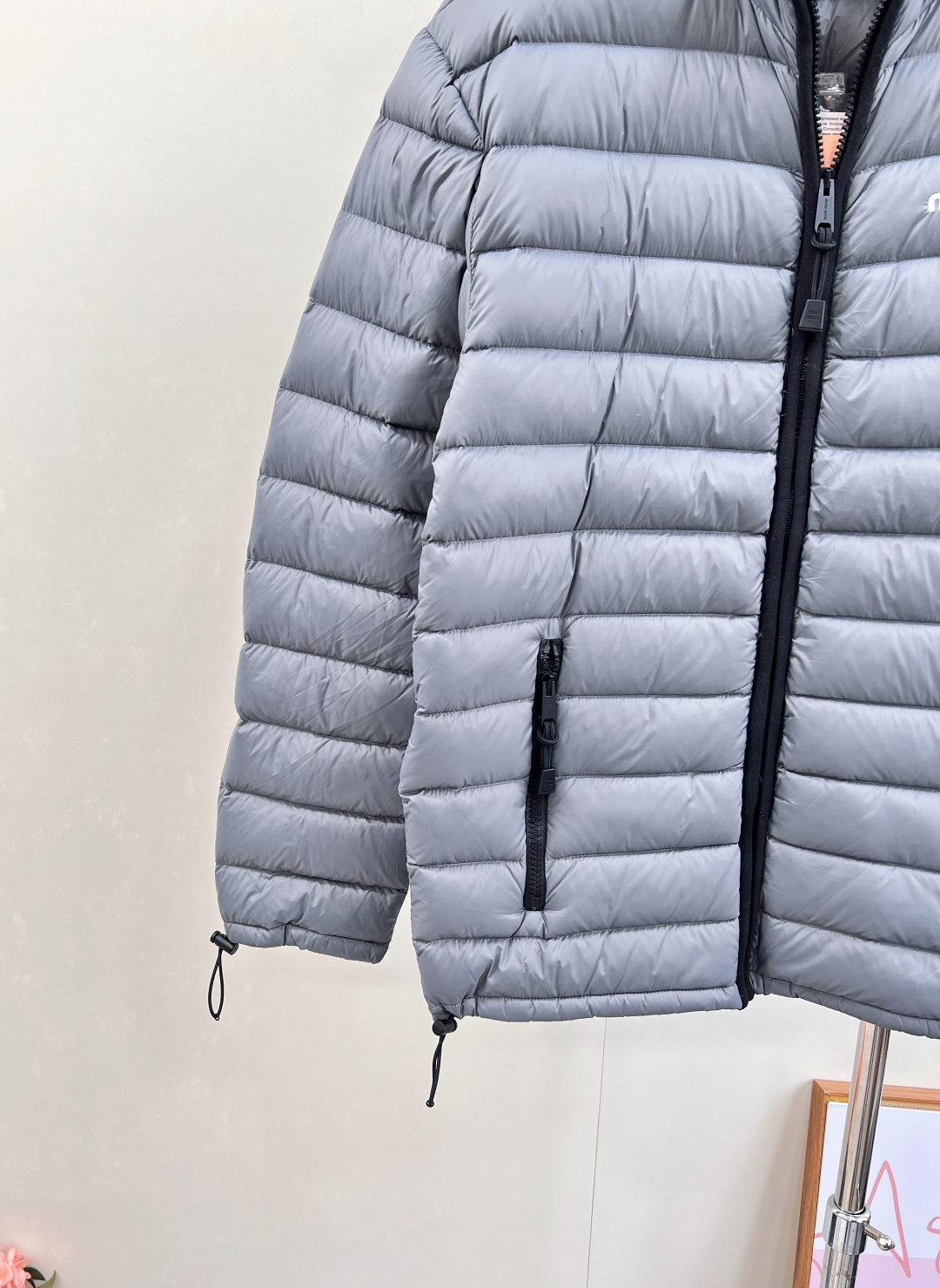 🆕Miumiu2025新款立领字母刺绣拉链羽绒服，定制YB进口防水环保再生尼龙材质，其工艺还原，升级材质