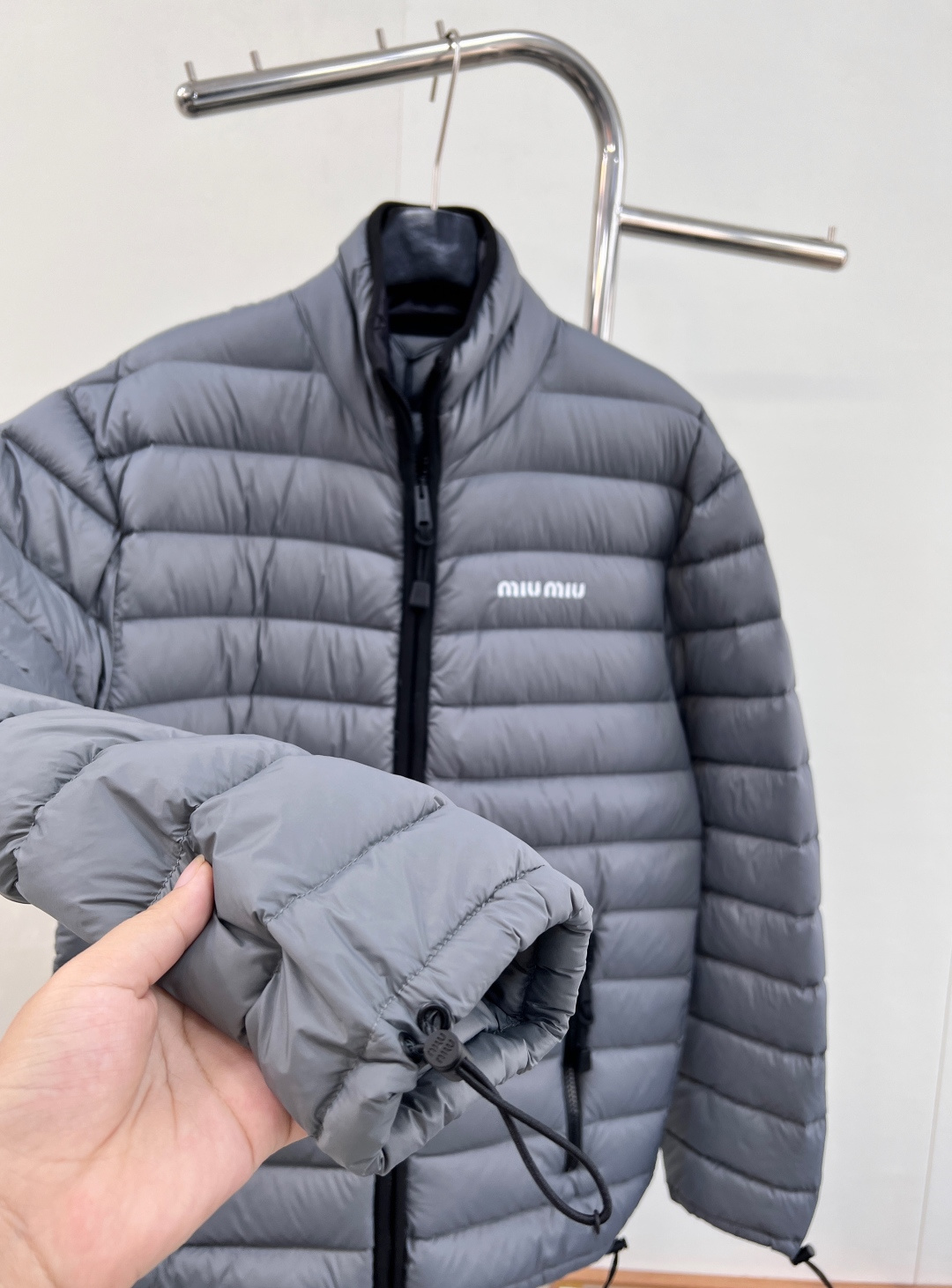 🆕Miumiu2025新款立领字母刺绣拉链羽绒服，定制YB进口防水环保再生尼龙材质，其工艺还原，升级材质