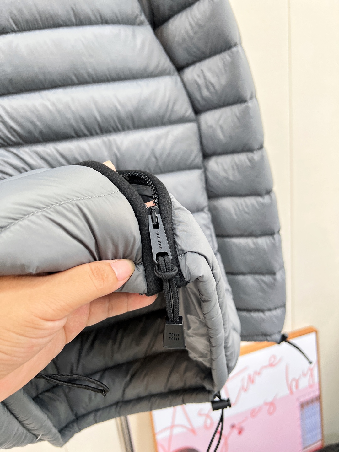 🆕Miumiu2025新款立领字母刺绣拉链羽绒服，定制YB进口防水环保再生尼龙材质，其工艺还原，升级材质