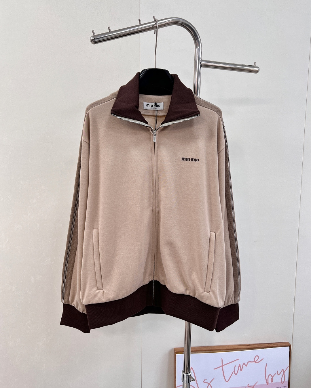 NO:562088,Miumiu25FW new early autumn sports style thin zipper jacket and shorts suit丨exclusively developed by yb!  High quality production!  The same style for men and women, with contrasting collar and cuffs, and dark brown as the main tone of khaki, which instantly adds a retro texture; the low-key brand logo on the chest of the jacket is simple but highly recognizable. The suit adopts the combination of zipper jacket + shorts, and the neat silhouette adapts to the body shapes of men and women. It cleverly combines the casualness of sports style with the light luxury retro of Miu style, creating an effortless sense of luxury. It has three standards and is shipped in large quantities. Sizes sml jackets, miumiu, shorts, jackets  & coats,alexander wang19860909Miumiu25FW早秋新款运动风薄款拉链外套短裤套装丨独家yb开发！高版出品！男女同款,撞色领边与袖口,以深棕勾勒卡其主调,复古质感瞬间拉满；外套胸口低调品牌标识,简约却极具辨识度.套装采用拉链外套+短裤的组合形式,利落廓形适配男女身形,将运动风的随性与Miu式的轻奢复古巧妙融合,打造出毫不费力的高级感,三标齐全,大货出 尺码sml 外套编,,miumiu,shorts,jackets & coats,alexander wang,Women's clothing