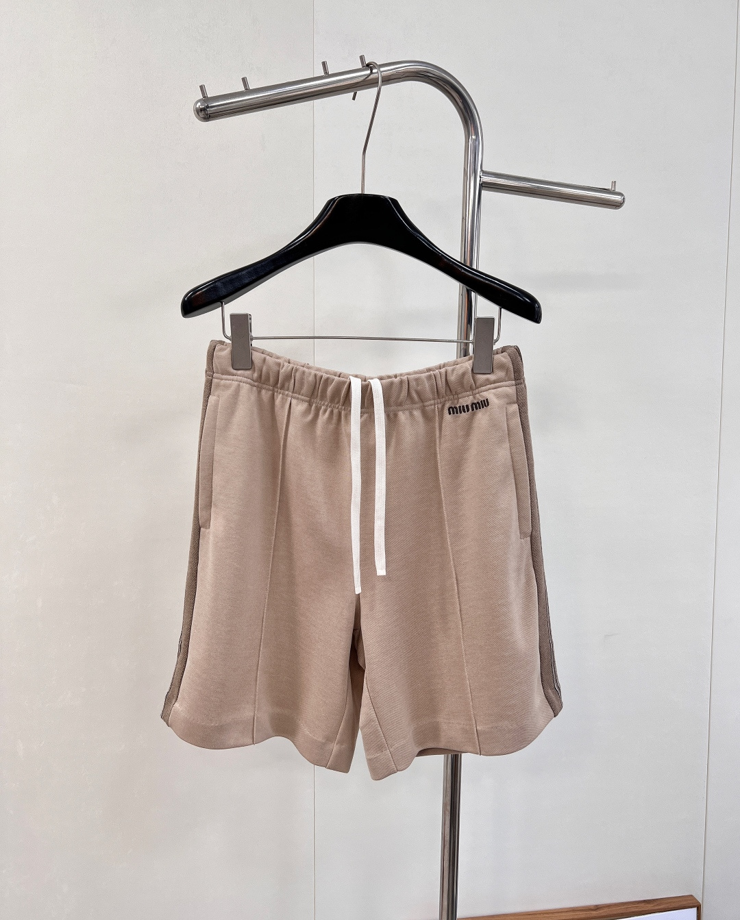 NO:562078,Miumiu25FW new early autumn sports style thin zipper jacket and shorts suit丨exclusively developed by yb!  High quality production!  The style is the same for men and women, with contrasting collar and cuffs, and dark brown as the main tone of khaki, which instantly adds a retro texture; the low-key brand logo on the chest of the jacket is simple but highly recognizable. The suit adopts a combination of zipper jacket + shorts, and the neat silhouette adapts to the body shapes of men and women. It cleverly combines the casualness of sports style with the light luxury retro of Miu style, creating an effortless sense of luxury. It has three standards and is sold in large quantities. Size sml shorts, miumiu, shorts, jackets  & coats,alexander wang19860909Miumiu25FW早秋新款运动风薄款拉链外套短裤套装丨独家yb开发！高版出品！男女同款,撞色领边与袖口,以深棕勾勒卡其主调,复古质感瞬间拉满；外套胸口低调品牌标识,简约却极具辨识度.套装采用拉链外套+短裤的组合形式,利落廓形适配男女身形,将运动风的随性与Miu式的轻奢复古巧妙融合,打造出毫不费力的高级感,三标齐全,大货出 尺码sml 短裤编,,miumiu,shorts,jackets & coats,alexander wang,Women's clothing