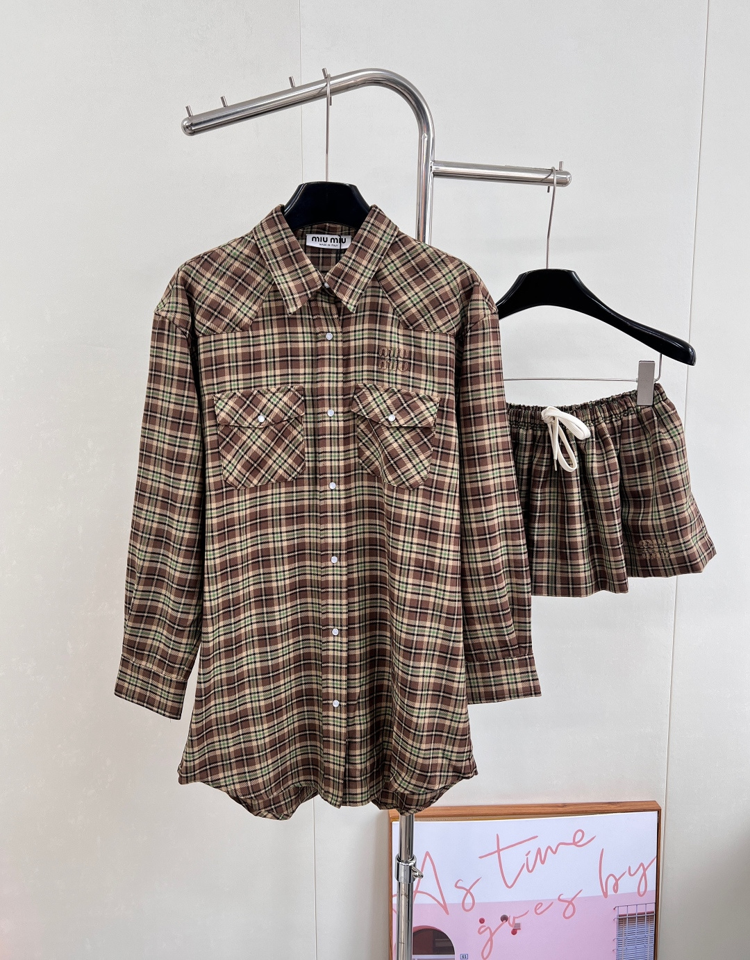 NO:562067,Miumiu2025 new plaid long shirt, customized YB fine imitation wool material, high-end texture, smooth and comfortable, oversized mid-length shirt and skirt suit, complete set to create a relaxed feeling on vacation, brown and green two-color plaid pattern all over the body, simple and fashionable, bright design of chest flap pocket, easy to show style. Paired with the same series of skirts, customized fabrics and accessories, look for the version, complete with three standards!  Big shipment, size sml, shirt size M,,miumiu,versace,skirts,shirts,alexander wang19860909Miumiu2025新款格纹长款衬衫,定制YB精仿羊毛材质,质感高级,垂顺舒适,廓形oversized中长款衬衫短裙套装,成套打造度假松弛感,通体棕绿色系两色格纹满铺,简约时尚,胸前翻盖口袋点亮设计,轻松彰显风范格调.搭配同系列半裙,定制面辅料 认准版本 ,三标齐全！大货出 尺码sml 衬衫尺码M,,miumiu,versace,skirts,shirts,alexander wang,Women's clothing