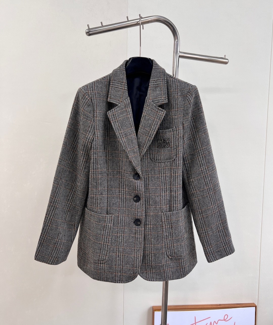 NO:562055,MiuMiu25FW new autumn and winter lapel plaid pocket suit jacket丨exclusively developed by yb!  High quality production!  The vintage plaid worsted wool fabric is selected. The classic lapel collar continues the formal gene, but breaks the convention with dropped shoulder wide sleeves and oversize loose fit. The chest pocket is embellished with the brand logo, which is a low-key statement of identity; the neat three-button design hides the retro style, and the exquisite feel of the cuff buttons is the finishing touch to the overall look. Three standards are complete, and large quantities are shipped. Sizes sml code,, miumiu, versace, jackets & coats, business suit, alexander  wang19860909MiuMiu25FW秋冬新款翻领格纹口袋西装外套丨独家yb开发！高版出品！甄选复古格纹精纺羊毛面料,经典翻驳领延续正装基因,却以落肩宽袖、oversize宽松版型打破常规,胸前口袋点缀品牌标识,是身份辨识度的低调宣言；利落的三粒扣设计暗藏复古格调,袖口纽扣的精致感为整体造型画龙点睛.三标齐全,大货出 尺码sml 编码,,miumiu,versace,jackets & coats,business suit,alexander wang,Women's clothing