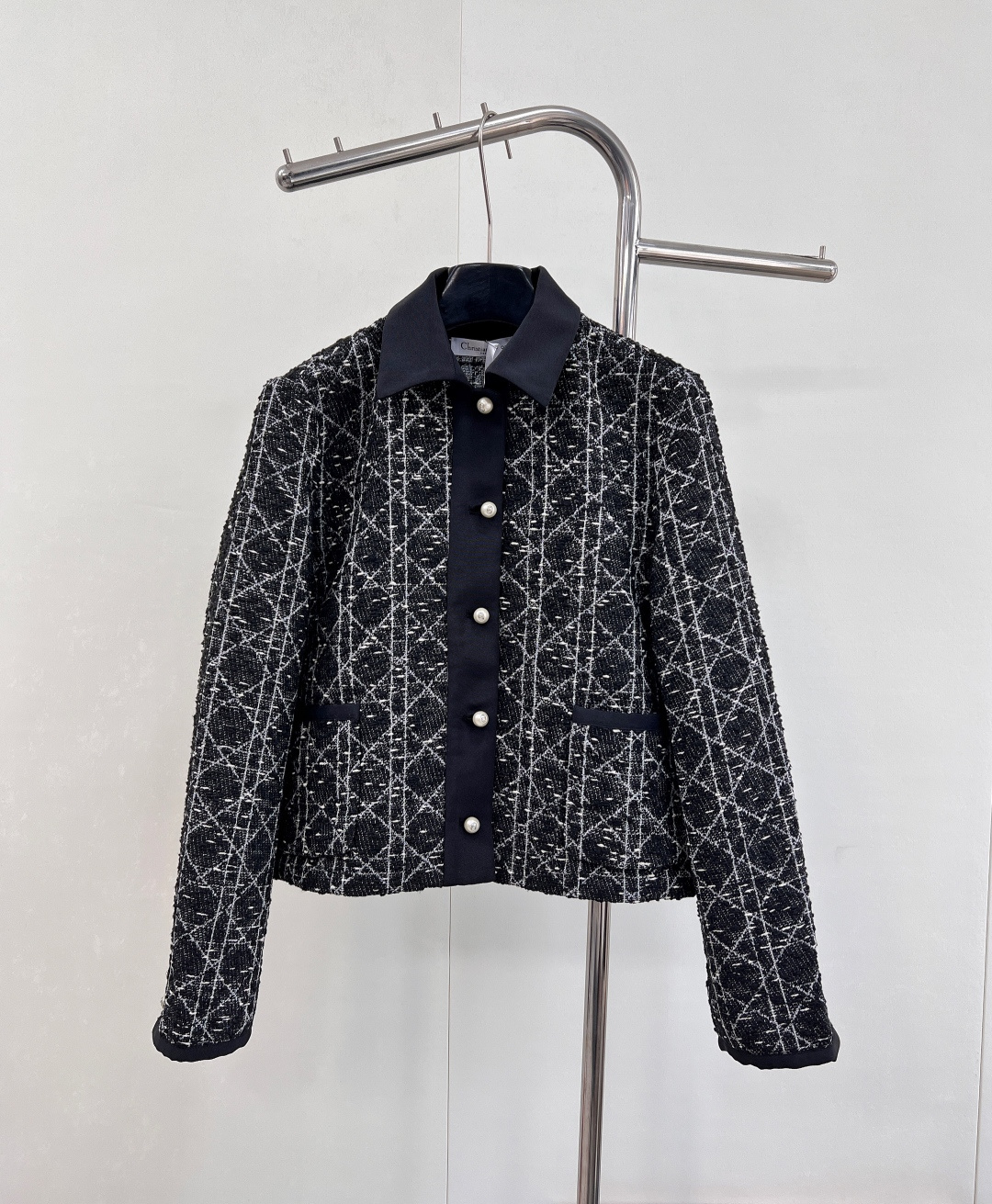 NO:562043,Dior25Fw new autumn and winter gold cannage pattern jacket丨exclusively developed by yb!  High quality production!  Made of custom blended tweed, the black and white cannage pattern interweaves a delicate texture, glowing with delicate pearls under the light, blending French romance and Italian elegance. The three-dimensional tailoring outlines the sharp shoulder line, and the short version raises the waistline, easily creating the golden ratio; the placket and cuffs are decorated with pearl buckles, which is an exquisite balance between girlishness and ladylikeness. Each one is like an elegant symbol condensed by time. Three standards are complete, and large quantities are available. Size sml  Code D,,dior,jackets & coats,gold,alexander wang19860909Dior25Fw秋冬新款千金藤格纹外套丨独家yb开发！高版出品！采用定制混纺粗花呢,黑白藤格纹交织出精致肌理,于光线下泛着细腻珠光,将法式浪漫与意式奢雅揉为一体.立体剪裁勾勒利落肩线,短款版型拉高腰线,轻松打造黄金比例；门襟与袖口点缀珍珠扣饰,是少女感与贵妇感的精妙平衡,每一颗都似时光凝萃的优雅符号,三标齐全,大货出 尺码sml 编码D,,dior,jackets & coats,gold,alexander wang,Women's clothing