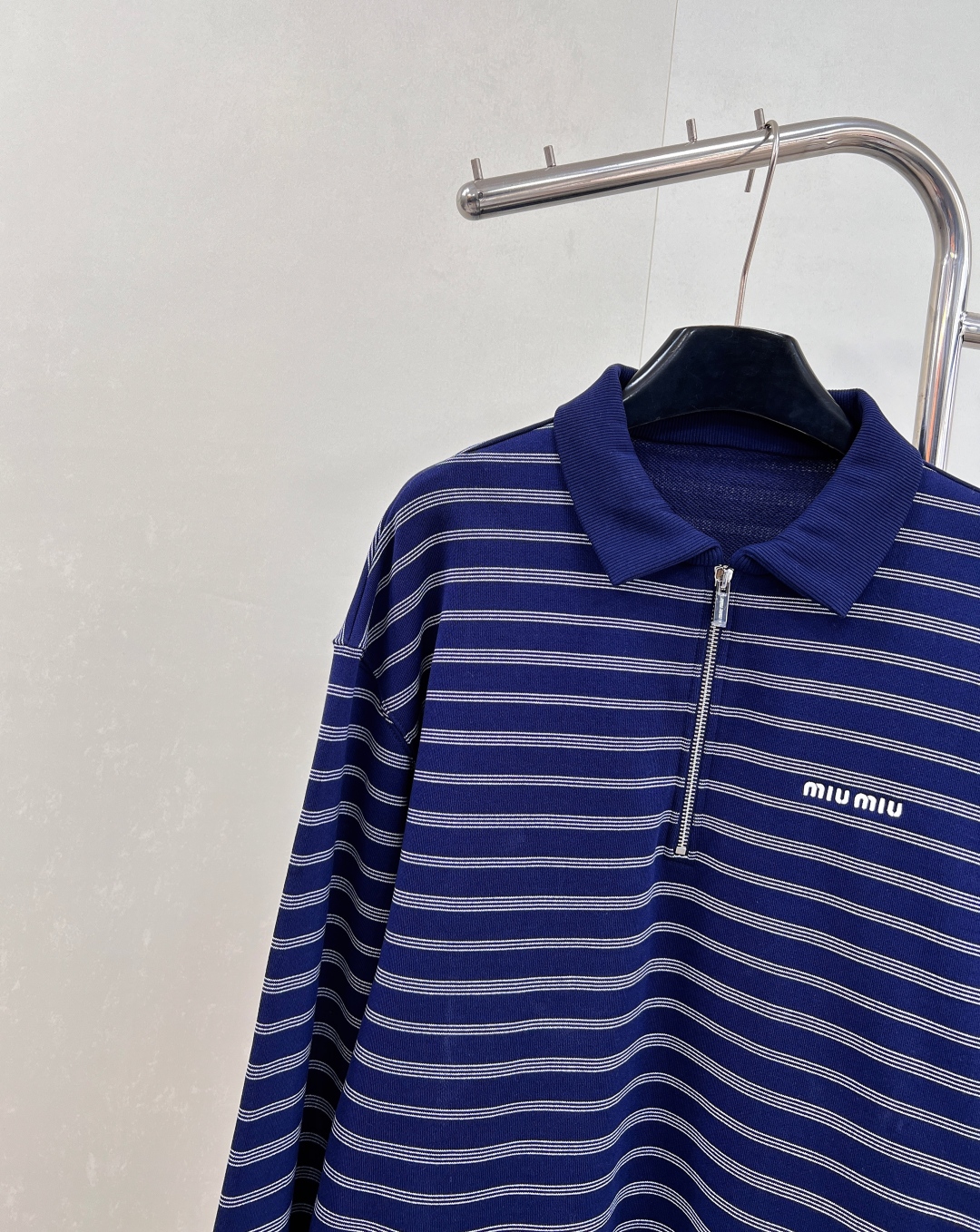 🆕 MIUMIU 条纹字母徽标刺绣运动休闲风翻领卫衣 专柜断货王运动休闲风，减龄乖巧MIU少女，搭配半裙