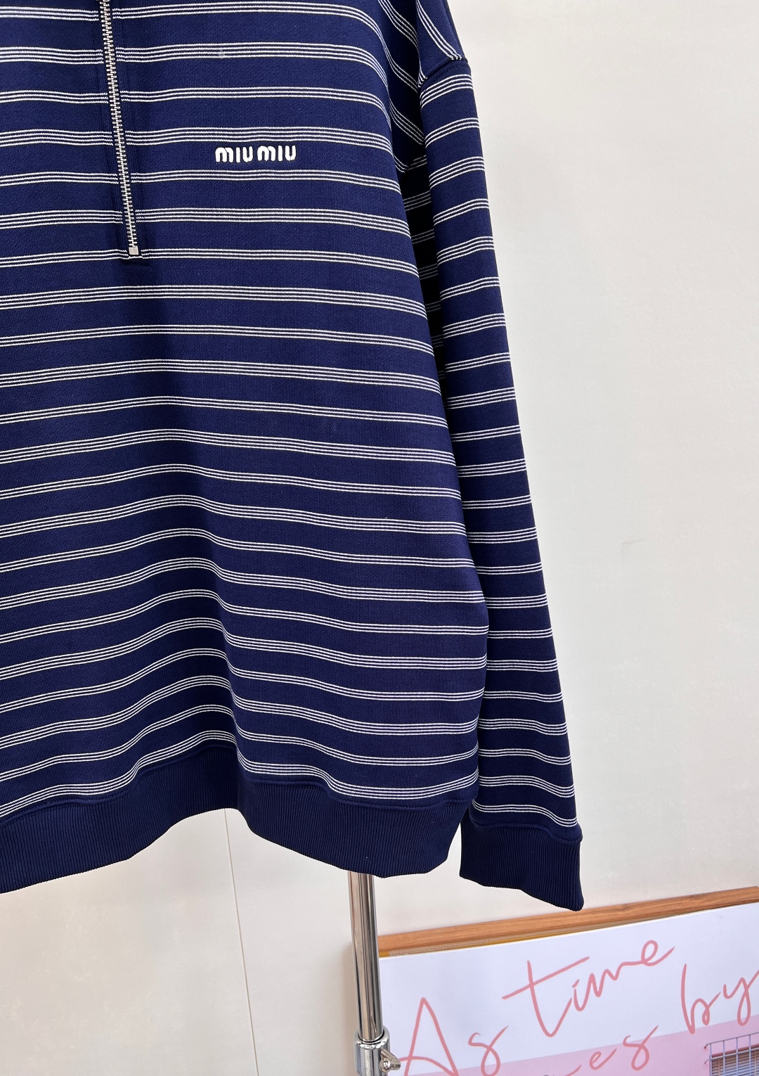 🆕 MIUMIU 条纹字母徽标刺绣运动休闲风翻领卫衣 专柜断货王运动休闲风，减龄乖巧MIU少女，搭配半裙