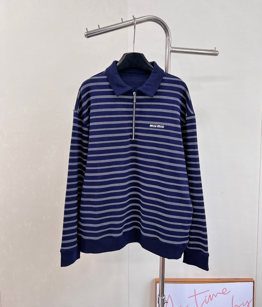 🆕 MIUMIU 条纹字母徽标刺绣运动休闲风翻领卫衣 专柜断货王运动休闲风，减龄乖巧MIU少女，搭配半裙