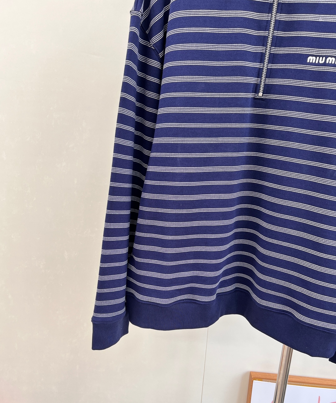 🆕 MIUMIU 条纹字母徽标刺绣运动休闲风翻领卫衣 专柜断货王运动休闲风，减龄乖巧MIU少女，搭配半裙