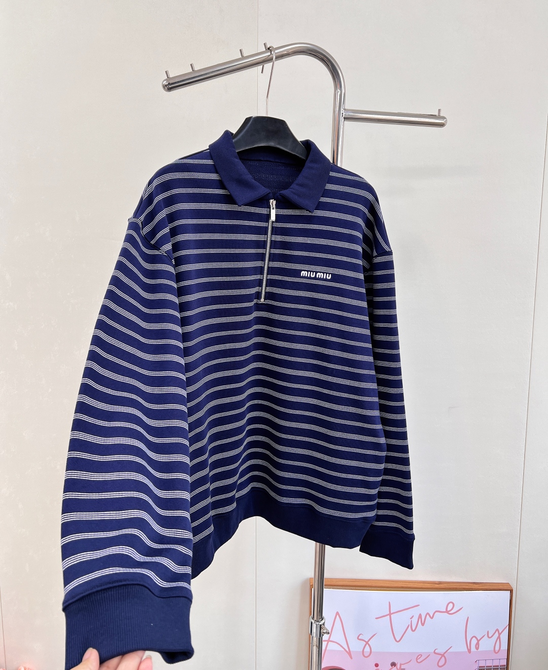 🆕 MIUMIU 条纹字母徽标刺绣运动休闲风翻领卫衣 专柜断货王运动休闲风，减龄乖巧MIU少女，搭配半裙