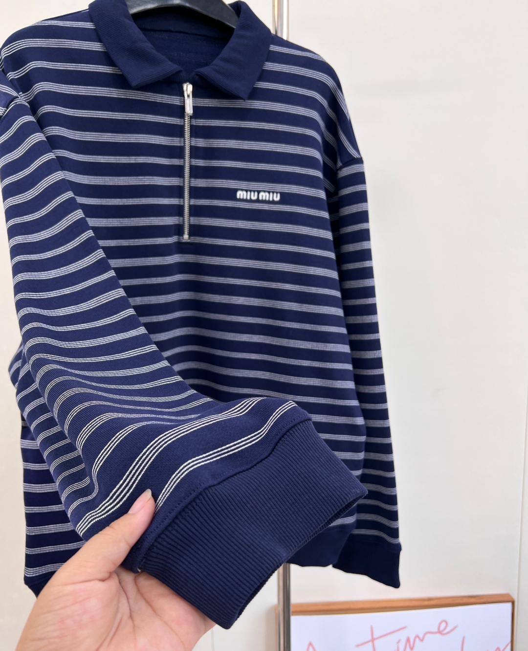 🆕 MIUMIU 条纹字母徽标刺绣运动休闲风翻领卫衣 专柜断货王运动休闲风，减龄乖巧MIU少女，搭配半裙