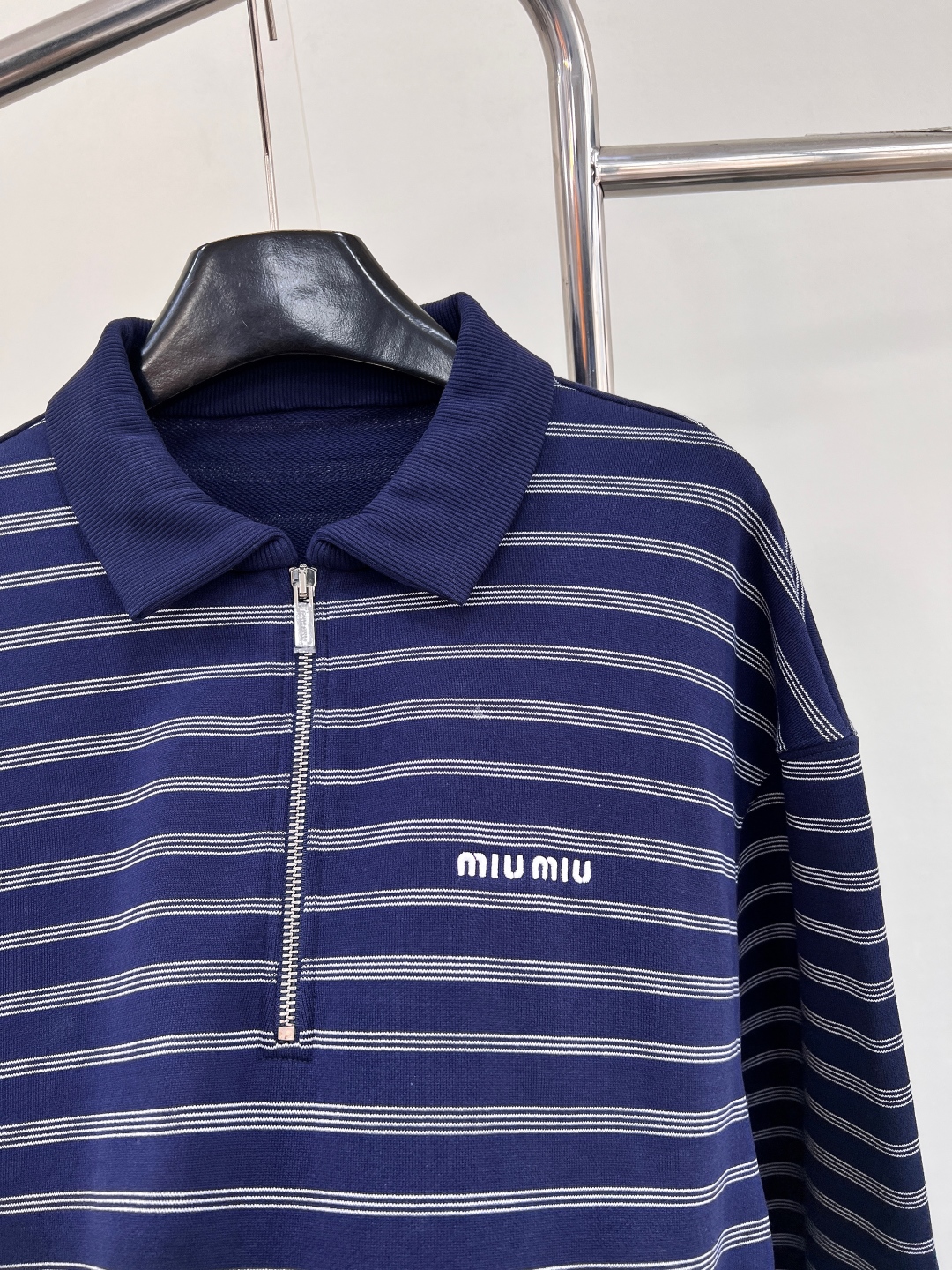 🆕 MIUMIU 条纹字母徽标刺绣运动休闲风翻领卫衣 专柜断货王运动休闲风，减龄乖巧MIU少女，搭配半裙