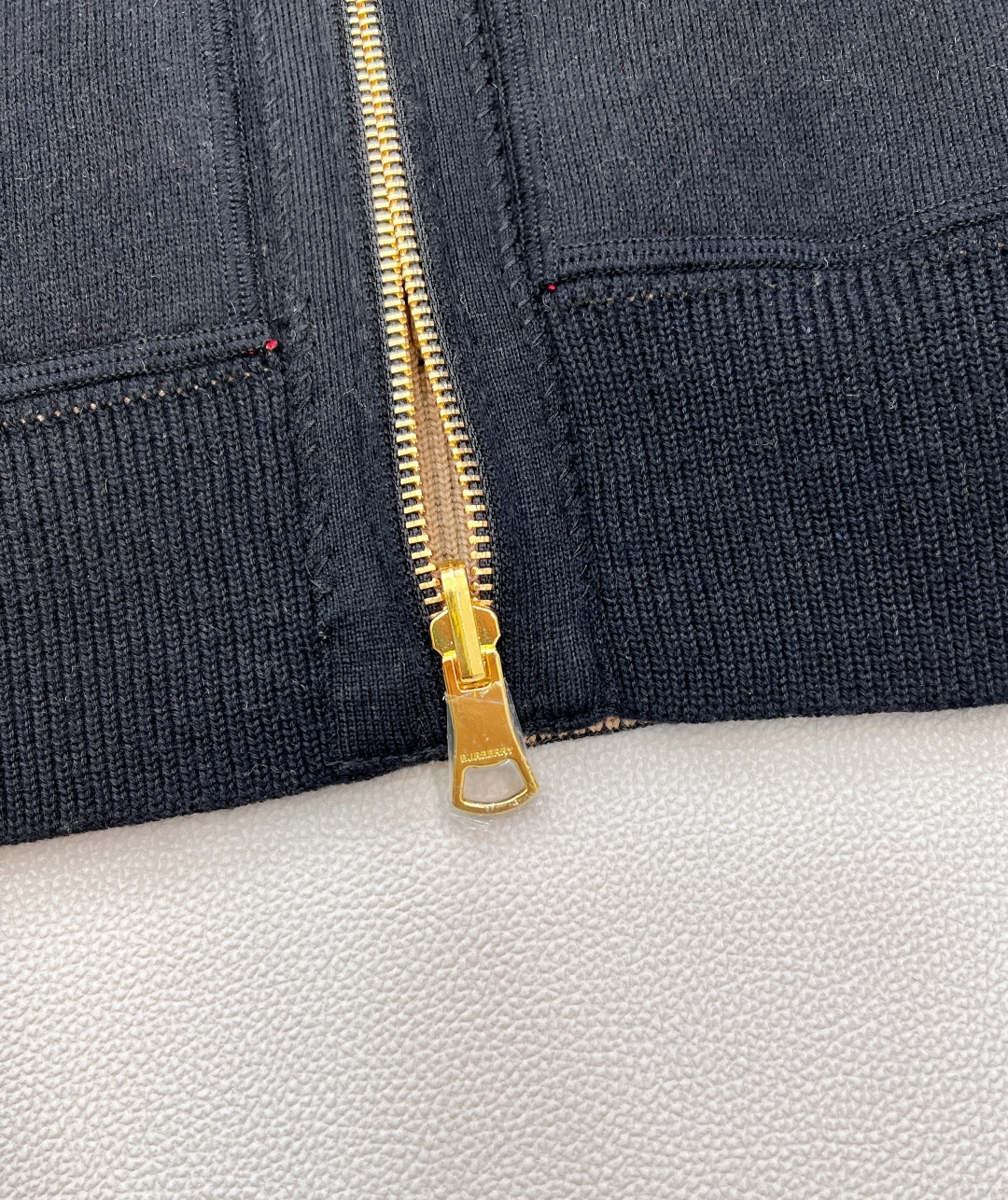 🆕 BURBERRY 秋冬新品复古英伦风双面穿战马图案羊毛开衫定制原版羊毛针织材质 质感舒适 亲肤保暖 