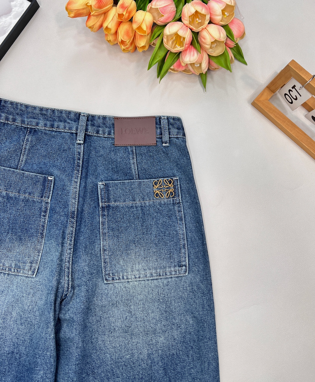 🆕LOEWE双口袋刺绣logo牛仔裤，定制斜纹yb面料，质感柔软舒适，酵洗水工艺，前后刺绣logo设计，