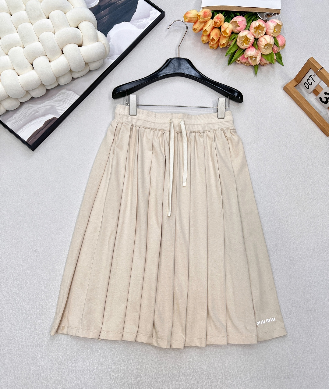 NO:564346,Miumiu25FW early autumn new drawstring straps and embroidered letters pleated midi skirt, produced in high quality!  The skirt is made of custom-made cotton and is made of oversized material. The pleats and pleats are exquisite and the drape is very good. The logo and letter pattern are embroidered on the hem of the skirt, which highlights the brand's charm and positioning. It can be easily worn alone or layered!  Perfect workmanship quality depends on the details!  Complete three standards, big shipments, size sml code, miumiu, skirts, alexander wang19860909Miumiu25FW早秋新款抽绳绑带刺绣字母百褶中裙,高版出品！定制棉材质一条裙子超大用料,褶位和褶量精致,垂感非常好,裙身下摆徽标刺绣字母图案,彰显品牌魅力定位～叠穿单穿都是轻松驾驭！完美做工品质看细节！三标齐全,大货出 尺码sml 编码,,miumiu,skirts,alexander wang,Women's clothing