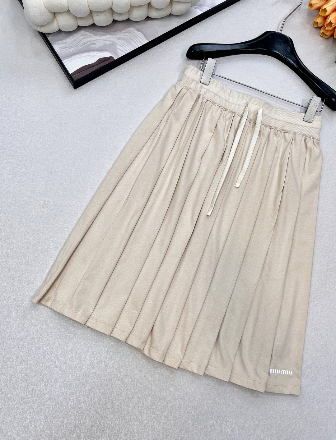 🆕Miumiu25FW早秋新款抽绳绑带刺绣字母百褶中裙，高版出品！定制100%棉材质一条裙子超大用料，褶