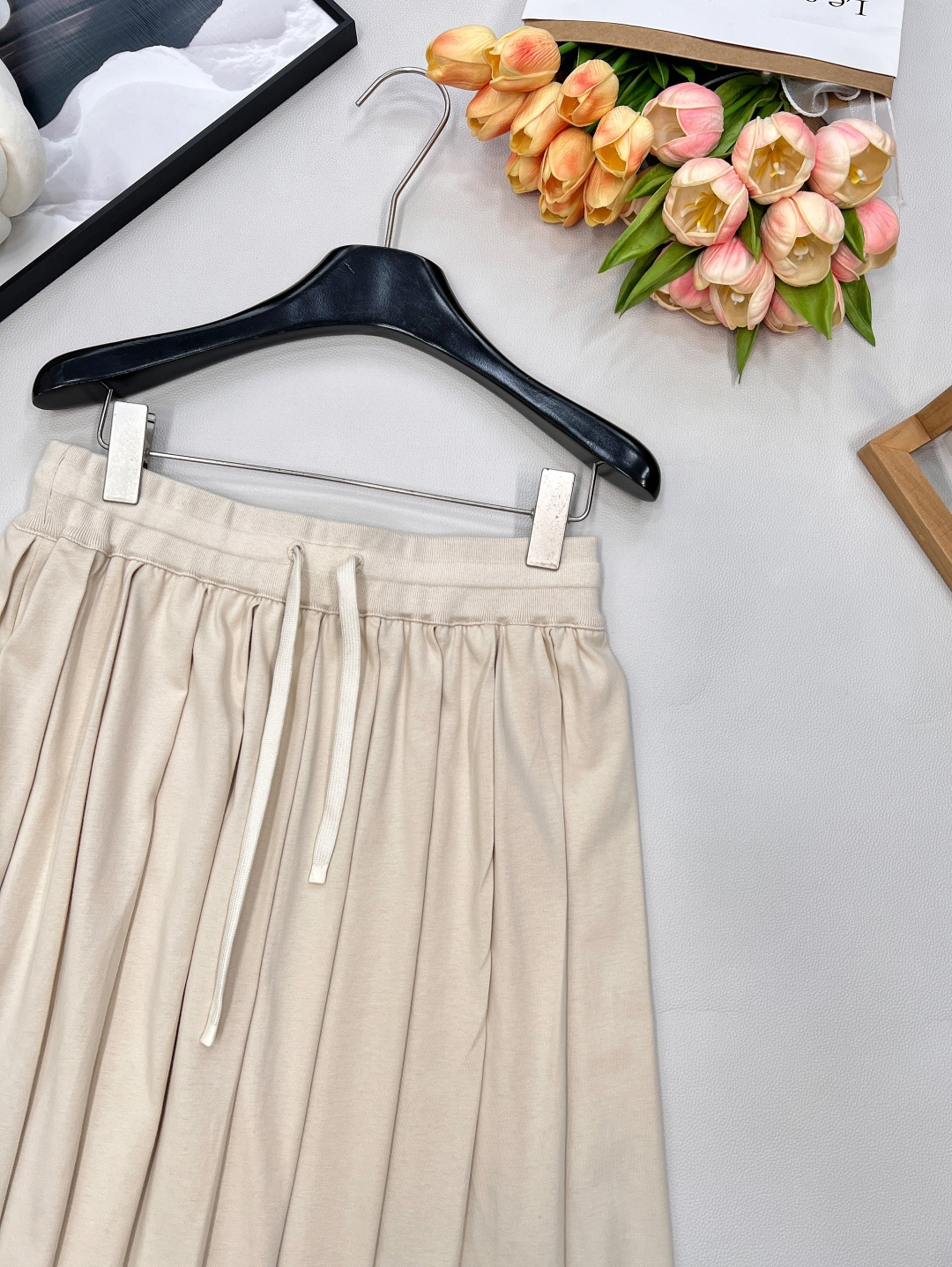 🆕Miumiu25FW早秋新款抽绳绑带刺绣字母百褶中裙，高版出品！定制100%棉材质一条裙子超大用料，褶