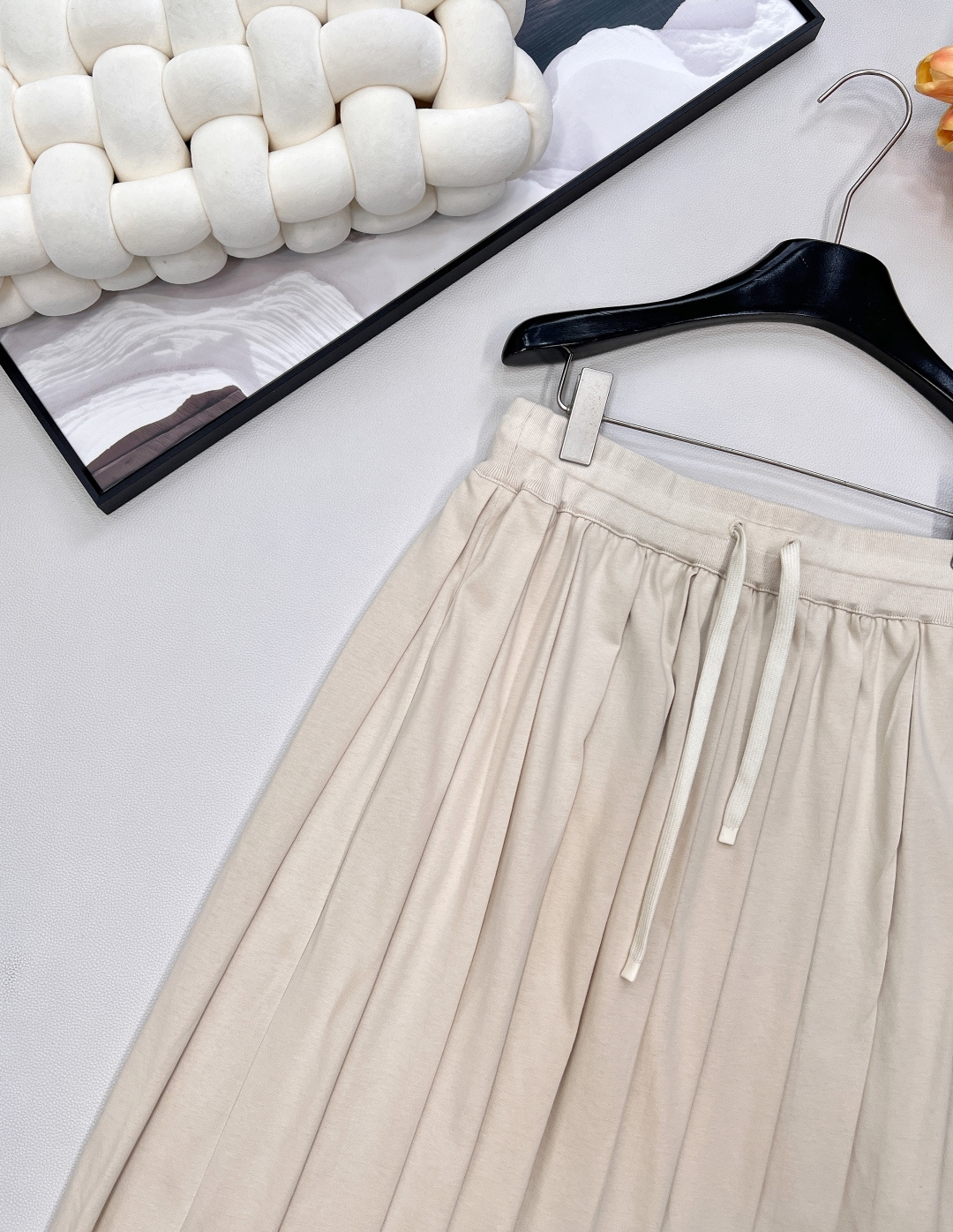 🆕Miumiu25FW早秋新款抽绳绑带刺绣字母百褶中裙，高版出品！定制100%棉材质一条裙子超大用料，褶