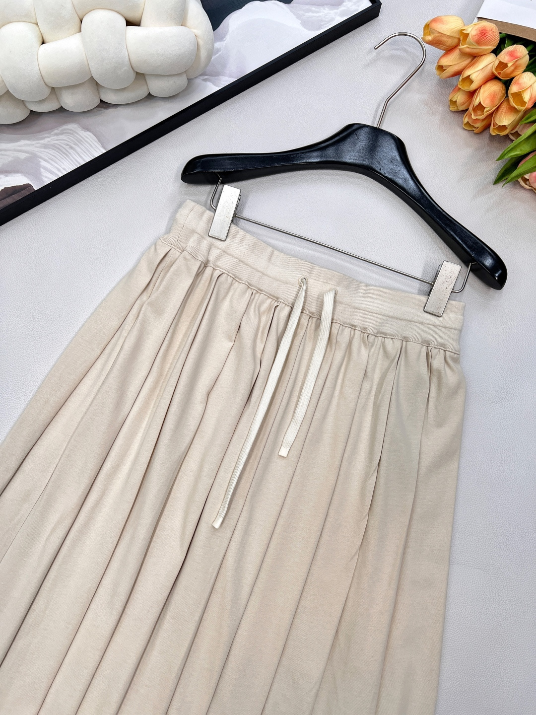 🆕Miumiu25FW早秋新款抽绳绑带刺绣字母百褶中裙，高版出品！定制100%棉材质一条裙子超大用料，褶