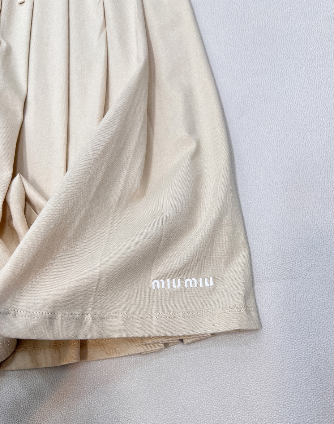 🆕Miumiu25FW早秋新款抽绳绑带刺绣字母百褶中裙，高版出品！定制100%棉材质一条裙子超大用料，褶