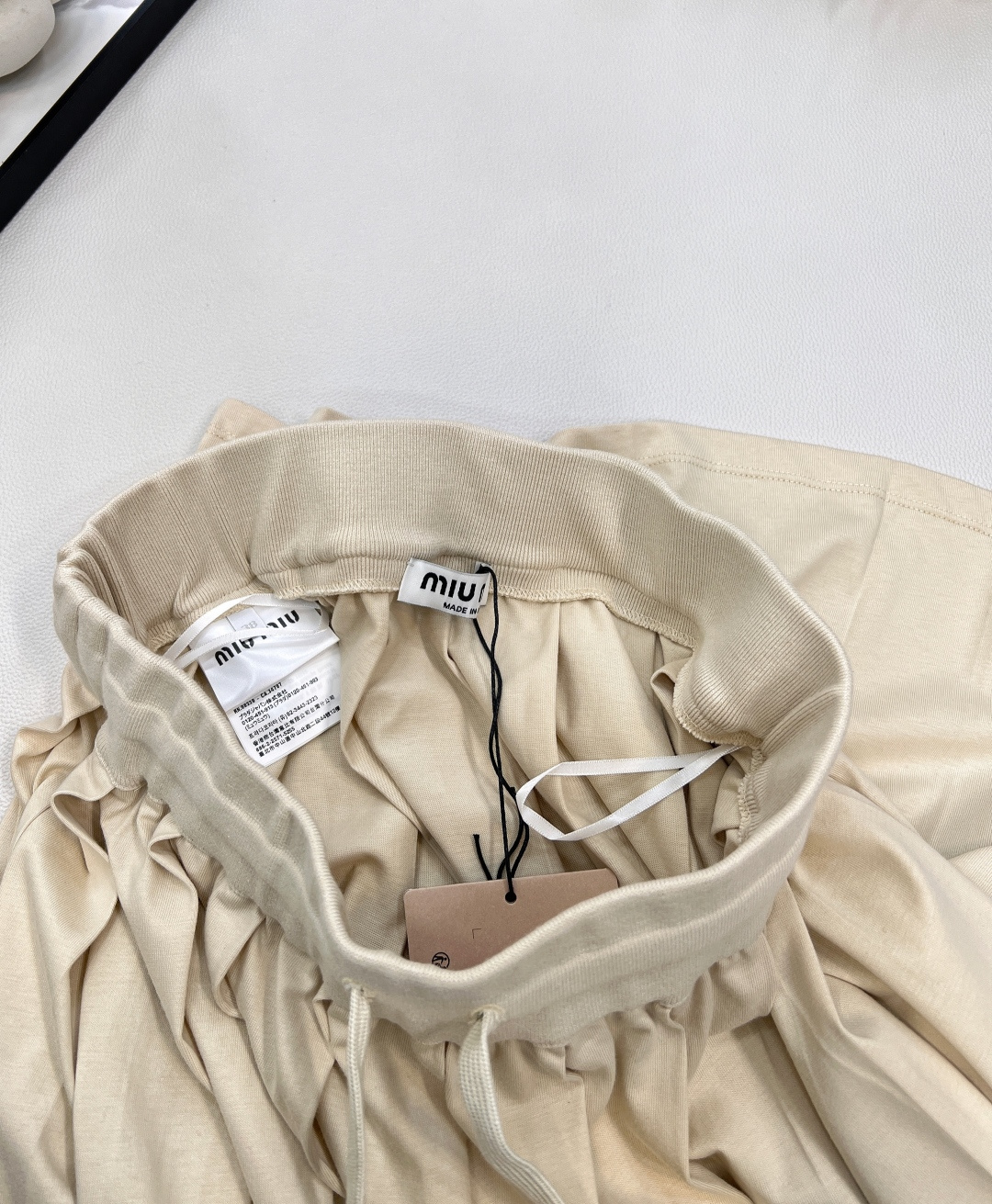 🆕Miumiu25FW早秋新款抽绳绑带刺绣字母百褶中裙，高版出品！定制100%棉材质一条裙子超大用料，褶