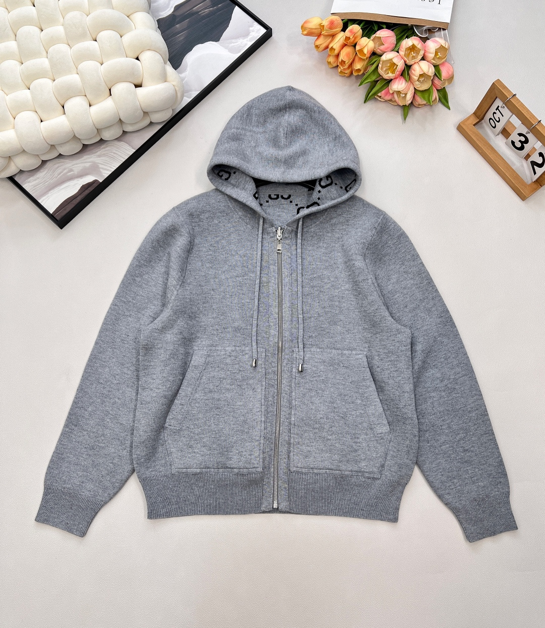 NO:564338,GUCCI classic double-sided wool cardigan jacket. One side is pure, the other side is legendary. Double-sided aesthetics, one garment for multiple wear. One side has jacquard logo on the back. One side is full of logo knitted cardigan. High-grade wool material. Delicate and soft, warm and skin-friendly, a fashionable choice for all seasons. The imported wool material is thick and drapey, soft and delicate. It looks expensive at first glance!  Look at this hand-sewn sewing. The thickness/color/stitch length of the stitches are all particular!  The spacing of each stitch needs to be even and delicate, and the thickness is sufficient!  The elasticity and softness are absolutely ok!  Skin-friendly, breathable and won’t irritate the skin!  !  Double-sided and double-wearable - excellent value for money. The wool yarn is particularly thick and textured. It is low-key, luxurious and textured. It is highly recognizable~~ The loose and wide version gives people a lazy and casual feeling. Three standards are complete, and the goods are shipped in large quantities. Size SML code,,gucci,jackets & coats,alexander wang19860909GUCCI 经典双面穿羊毛开衫外套 一面纯粹,一面传奇 双面美学,一衣多穿 一面后背logo提花 一面满logo针织开衫 高级羊毛材质 细腻柔软,温暖亲肤,四季皆宜的时髦之选.  进口羊毛的料子 厚实有垂感 柔软细腻 一看就是贵货！看看这手工缝制 针线的粗度/颜色/针距都有讲究！每一针的间距都需均匀细腻,厚度足够！ 弹性和柔软度绝对ok！亲肤透气不扎皮肤！！ 双面两穿-性价比拉满 羊毛纱线特别厚实又有质感 低调又显奢华有质感的一件 极具辨识度~~ 宽松阔版型 给人一种慵懒随意感三标齐全,大货出 尺码sml 编码,,gucci,jackets & coats,alexander wang,Women's clothing