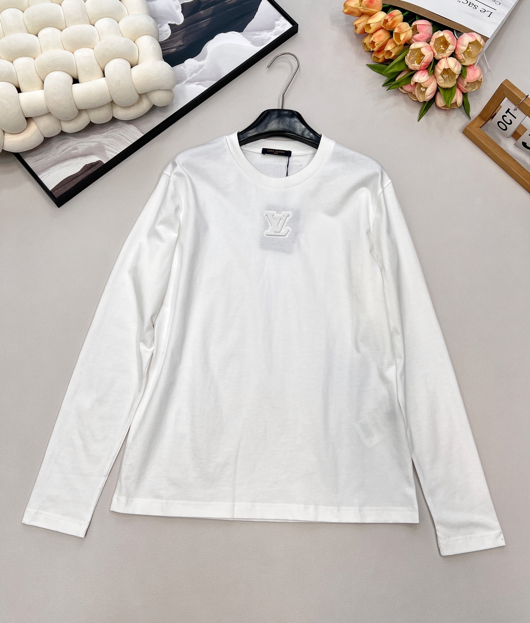 NO:564323,LOUIS VUITTON Classic long-sleeved T-shirt with three-dimensional embossed letters, made of 21 count 240 fabric. The three-dimensional embossing adopts high-frequency technology. The embossed 3D three-dimensional LOGO on the chest is embossed at high temperature in one step. Round-neck long-sleeved T-shirt, with three-dimensional embossed embossing on the chest. Low-key and simple style. Same style for men and women. It looks good with shorts and jeans. Very fashionable!  It can be sweet, cool or gentle. The design is avant-garde, fashionable and versatile. The upper body effect is incomparably handsome. It is the same style for men and women. It is fashionable, relaxed and stylish, and the atmosphere is full~ The loose-fitting cut is not tight and does not limit the body shape. It is the same style for men and women. This classic hot style is all you need to buy!  Complete three standards, two colors, size smlXL, code L, louis vuitton, shorts, jeans, tees, t-shirt, alexander wang19860909LOUIS VUITTON 经典浮雕立体压花字母长袖T恤,采用21支240面料 立体压花采用高周波工艺 胸口浮雕3D立体LOGO高温压花一次成形 圆领长袖T恤,胸口立体浮雕压印 低调简约款 男女同款 搭配短裤 牛仔裤都好看 洋气的很！可甜可酷可温柔 设计前卫 时髦百搭 上身效果无敌帅气 男女同款 时髦 轻松有格调 氛围感一下子拉满～ 宽松衣型裁剪,不束身不限制身型.男女同款 这种经典大爆款 买就完事了！三标齐全,两色出 尺码smlXL 编码L,,louis vuitton,shorts,jeans,tees，t-shirt,alexander wang,Women's clothing