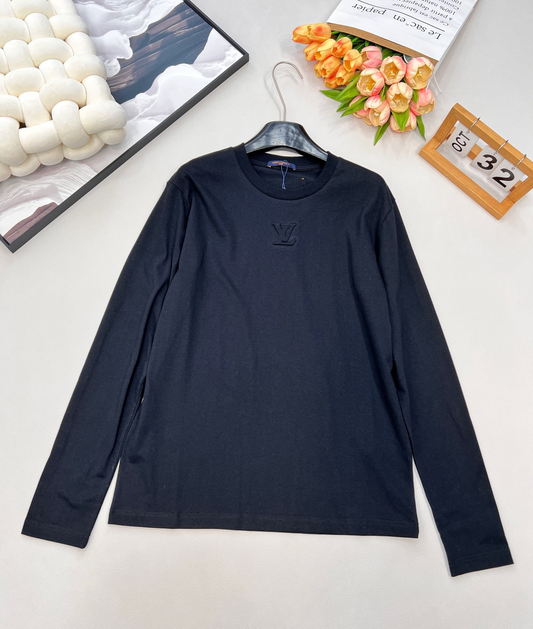 NO:564307,LOUIS VUITTON Classic long-sleeved T-shirt with three-dimensional embossed letters, made of 21 count 240 fabric. The three-dimensional embossing adopts high-frequency technology. The embossed 3D three-dimensional LOGO on the chest is embossed at high temperature in one step. Round-neck long-sleeved T-shirt, with three-dimensional embossed embossing on the chest. Low-key and simple style. Same style for men and women. It looks good with shorts and jeans. Very fashionable!  It can be sweet, cool or gentle. The design is avant-garde, fashionable and versatile. The upper body effect is incomparably handsome. The style is the same for men and women. It is fashionable, relaxed and stylish, and the atmosphere is full~ The loose-fitting cut is not tight and does not limit the body shape. It is the same style for men and women. This classic hot style is all you need to buy!  Complete three standards, two colors, size smlXL, code L, louis vuitton, shorts, jeans, tees, t-shirt, alexander wang19860909LOUIS VUITTON 经典浮雕立体压花字母长袖T恤,采用21支240面料 立体压花采用高周波工艺 胸口浮雕3D立体LOGO高温压花一次成形 圆领长袖T恤,胸口立体浮雕压印 低调简约款 男女同款 搭配短裤 牛仔裤都好看 洋气的很！可甜可酷可温柔 设计前卫 时髦百搭 上身效果无敌帅气 男女同款 时髦 轻松有格调 氛围感一下子拉满～ 宽松衣型裁剪,不束身不限制身型.男女同款 这种经典大爆款 买就完事了！三标齐全,两色出 尺码smlXL 编码L,,louis vuitton,shorts,jeans,tees，t-shirt,alexander wang,Women's clothing