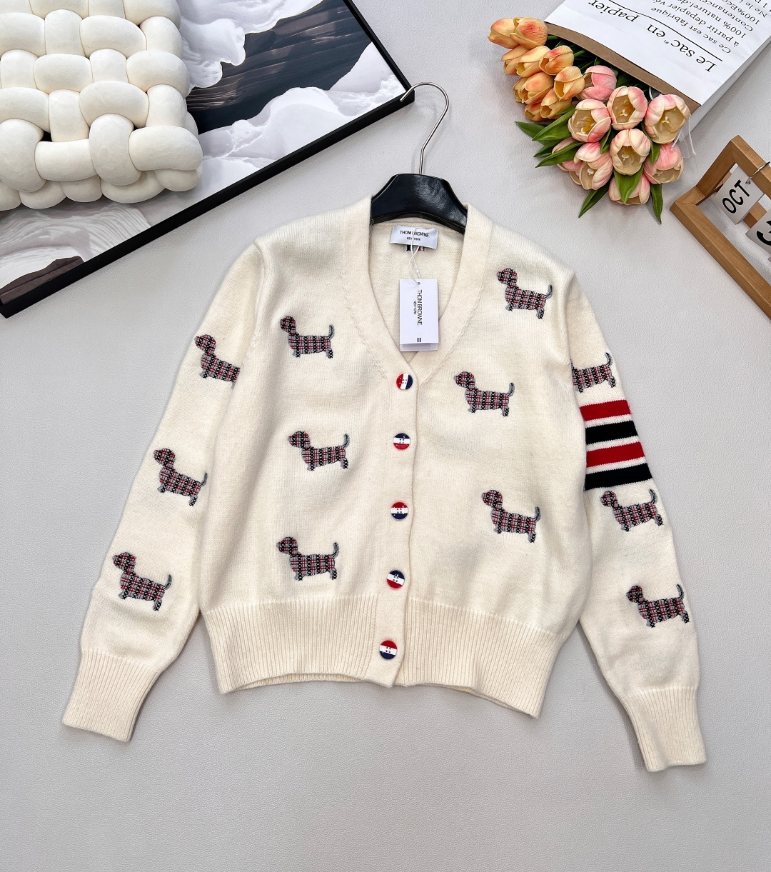 NO:564294,THOM BROWNE's new retro full-embroidered puppy cardigan, with a retro-modern college-like atmosphere. Feel the cable pattern and cute puppy embroidery pattern. You can hold it at any time. Casual daily styling attitude. Daily casual yet elegant. Wear this knitted cardigan and feel the warmth and elegance. It will become an eternal classic in your wardrobe!  The precision knitted stripes are thread-embedded, and the top has its own ladylike attributes, which makes people can’t help but hug it~ The slim round-neck cardigan makes the face smaller and not attractive, and with the contrasting color design of the puppy embroidery, the overall look is high-end, clean and tidy, adding a light and mature style and complete the three standards!  Available in two colors, size sml, code T, alexander wang19860909THOM BROWNE 新款复古满刺绣小狗开衫, 复古现代学院感气质氛围 感觉绞花纹路与可爱的小狗刺绣图案 随时拿捏住 随性的日常造型态度 日常休闲又不失贵气 穿上这款针织开衫 感受那份温暖与优雅 成为你衣橱中永恒的经典！ 精密针织条纹埋线处理,自带淑女属性的上衣,让人忍不住一把抱住~ 显瘦圆领口开衫敲击显脸小又不挑人,加上小狗刺绣撞色设计,整体就显得高级干净整洁,增添一份轻熟风气息三标齐全！两色出 尺码sml 编码T,,alexander wang,Women's clothing