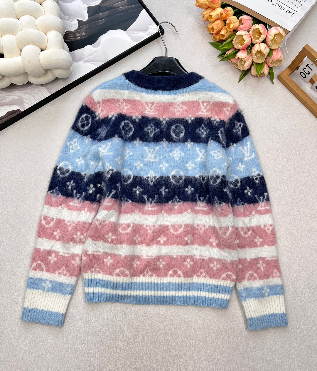 🆕 LOUIS VUITTON 彩色老花马海毛套头毛衣这件审美共鸣，很难遇到惊艳，这件在彩色毛衣里面，绝
