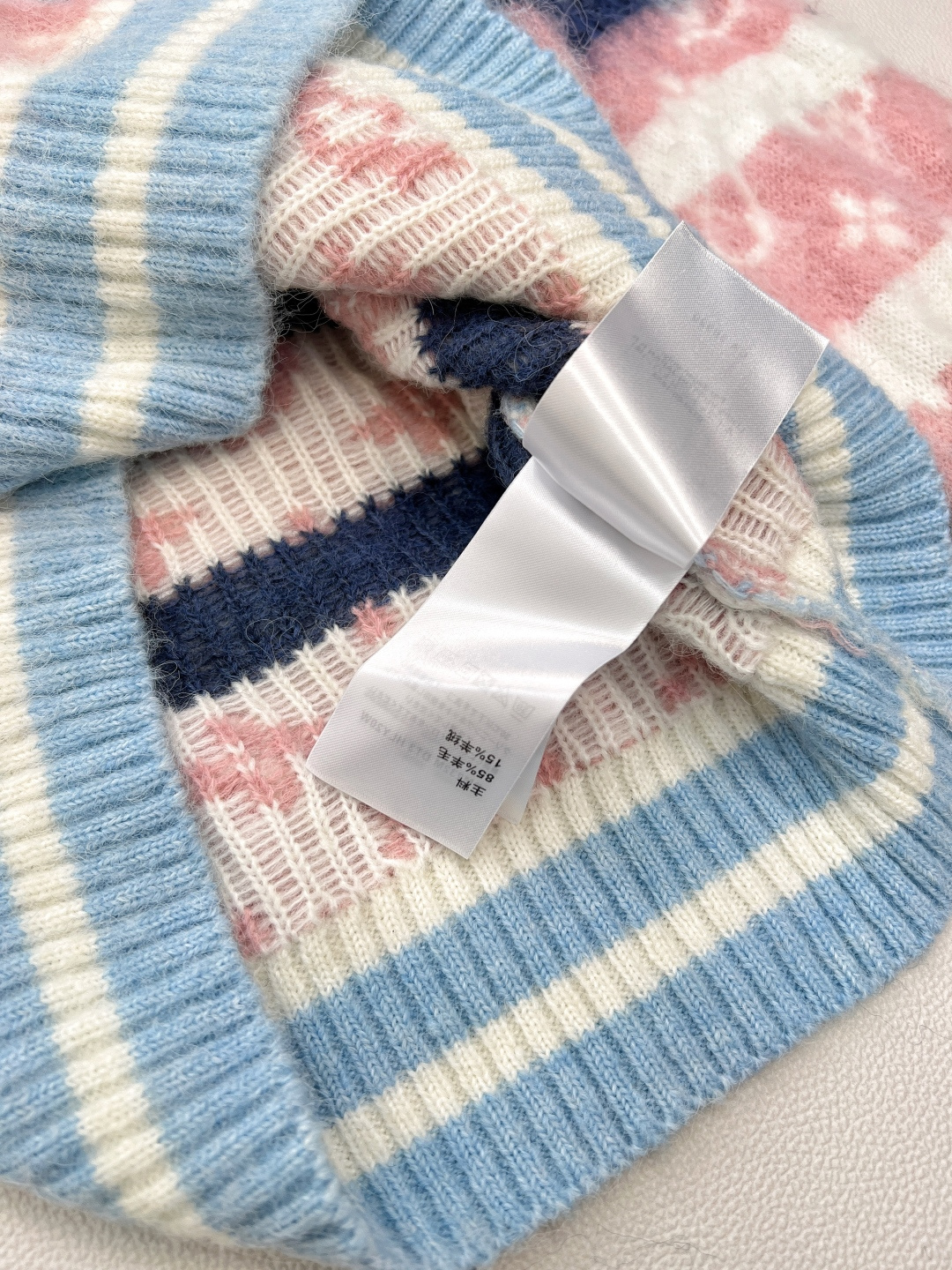 🆕 LOUIS VUITTON 彩色老花马海毛套头毛衣这件审美共鸣，很难遇到惊艳，这件在彩色毛衣里面，绝