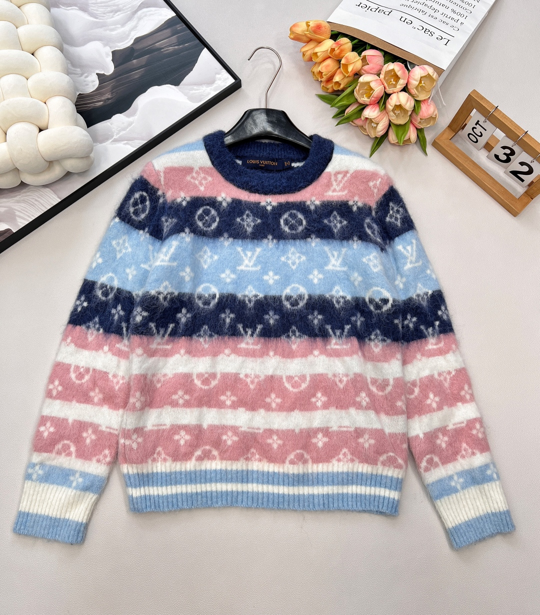 NO:564280,LOUIS VUITTON colorful presbyopic mohair pullover sweater. This aesthetic resonance is hard to come by. Among colorful sweaters, this one is definitely outstanding. It is the best-looking one I have ever seen. The soft and waxy mohair is high-end and elegant. The outline of the upper body is clean and neat, and can be worn alone or as an inner layer. The fufu mohair is so soft and so easy to wear.  The upper body is worn by paper figures, fashion bloggers wear this, I really hurry up and wear this with my sisters, it is so atmospheric! I love it for being casual, lazy and age-reducing. It has all three standards, and is shipped in large quantities. Size sml, code L, Louis Vuitton, Sweaters, Alexander Wang19860909LOUIS VUITTON 彩色老花马海毛套头毛衣 这件审美共鸣,很难遇到惊艳,这件在彩色毛衣里面,绝对是压制性的优秀.是我见过颜值最高的 软糯糯的马海毛,高级又气质,上身轮廓干净利落单穿内搭都可以. 奶fufu的马海毛 这种毛衣软糯糯的太好穿了 上身纸片人,时尚博主都这么穿,这件真的赶紧跟姐妹一起穿起来,太有氛围感了! 随性慵懒又减龄简直太喜欢三标齐全,大货出 尺码sml 编码L,,louis vuitton,sweaters,alexander wang,Women's clothing