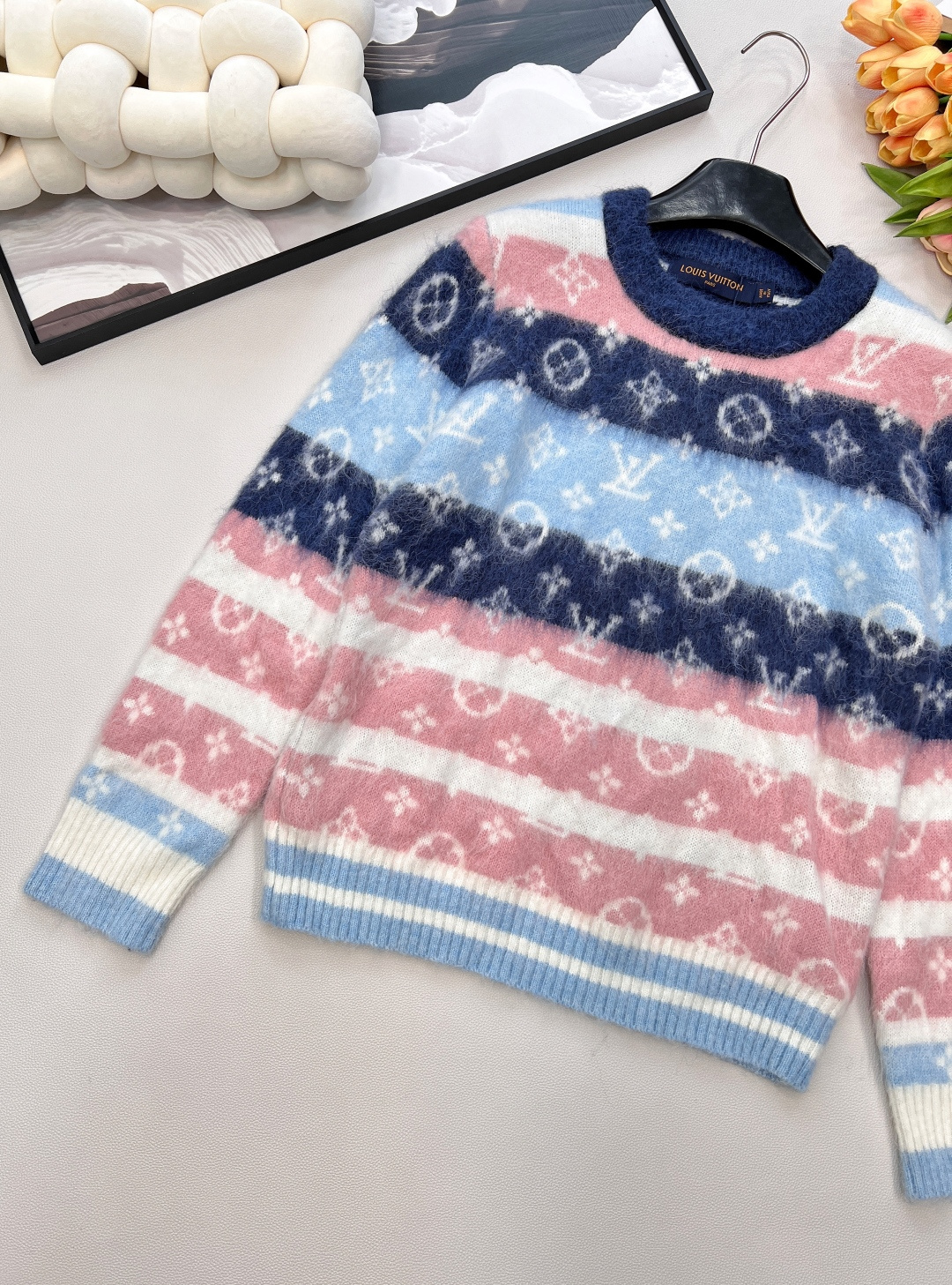🆕 LOUIS VUITTON 彩色老花马海毛套头毛衣这件审美共鸣，很难遇到惊艳，这件在彩色毛衣里面，绝