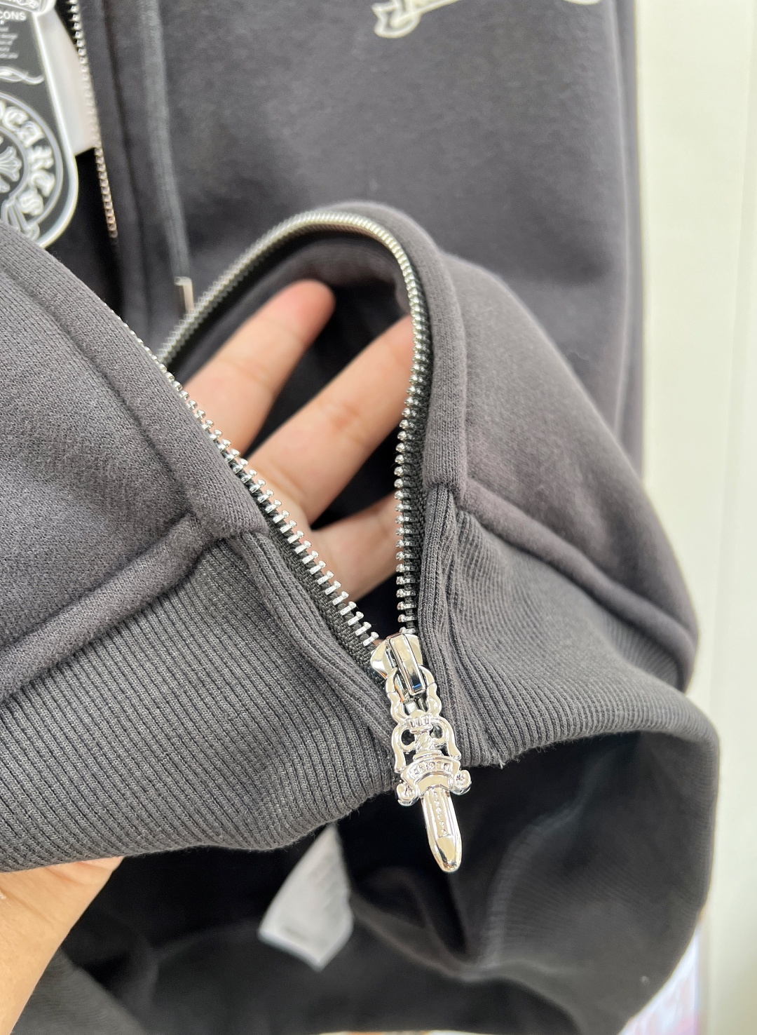 🆕 CHROME HEARTS 克罗心十字架字母印花➕绒连帽拉链外套🖤穿上就是随性自如的街头氛围感，早早