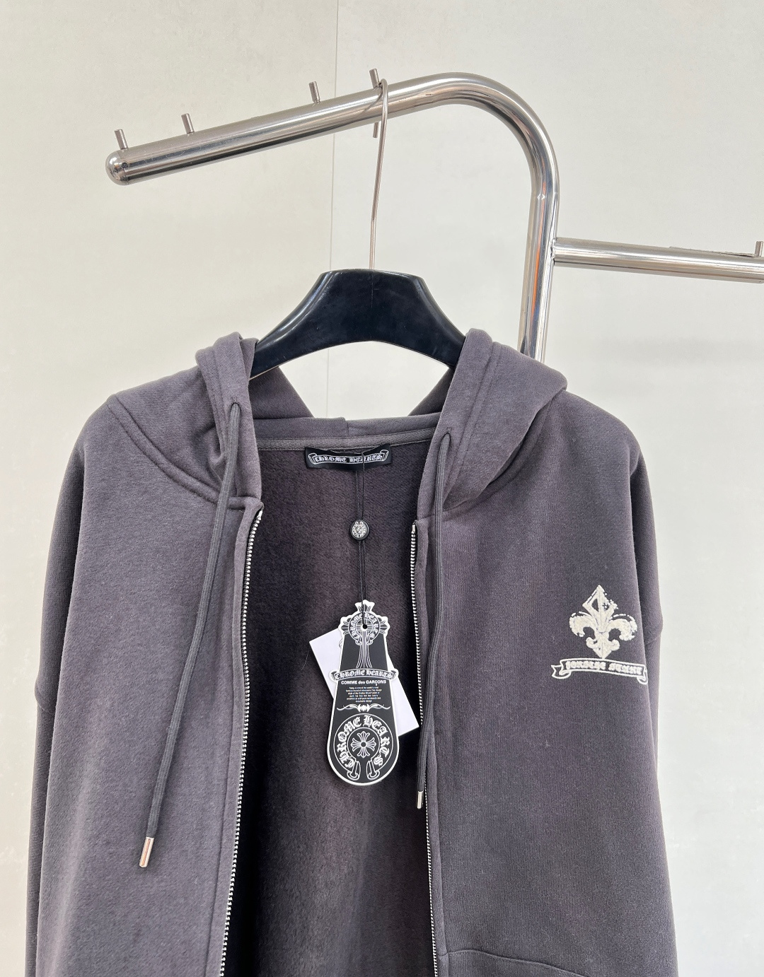 🆕 CHROME HEARTS 克罗心十字架字母印花➕绒连帽拉链外套🖤穿上就是随性自如的街头氛围感，早早