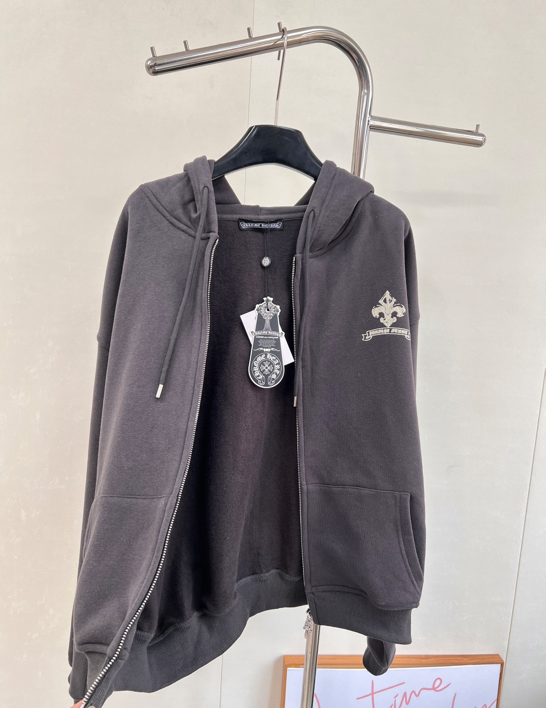 🆕 CHROME HEARTS 克罗心十字架字母印花➕绒连帽拉链外套🖤穿上就是随性自如的街头氛围感，早早