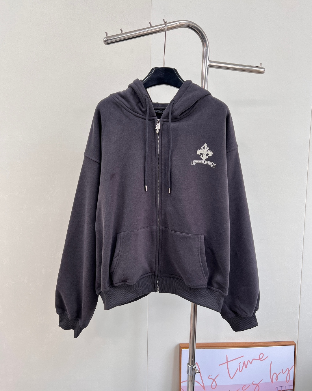 NO:564337,CHROME HEARTS Cross Letter Printed Velvet Hooded Zipper Jacket gives you a casual street vibe when you put it on. This is a very easy-to-wear item that gives you a concave shape~ It is still a familiar style. As a representative brand of the dark style, it combines rock punk, street hip-hop and other low-key luxury styles. The recognizable cross pattern and small silver label design is bold and atmospheric!  An indispensable style for fashionable streetwear ~ The 'power style outfit' with missing bottoms, a wearable underwear on the upper body and tight leather pants. Isn't this a fashionable sweet-cool hottie? YKK imported zippers and sliders are fully customized and distressed 925 silver hardware accessories are perfect for the early autumn ~ The quality is really unspeakable, three standards are complete, large quantities are shipped. Size sml code K,, chrome hearts, chrome hearts, jackets &  coats,hats,alexander wang19860909CHROME HEARTS 克罗心十字架字母印花绒连帽拉链外套 穿上就是随性自如的街头氛围感,早早给你们出这种穿搭率很强单品 给你们凹造型～ 依旧是熟悉的风格 作为暗黑系的代表品牌 融合摇滚朋克、街头嘻哈等低调的奢华风 充满辨识度的十字花纹和小银标设计粗旷大气 ！潮流出街必不可少的款式～ 下衣失踪式的“幂式穿搭” 上身内搭一件可外穿的内衣再配个紧身皮裤这不就是妥妥的时尚甜酷辣妹嘛 YKK进口拉链 拉头全定制做旧925银五金辅料初秋时节完美上身～质量真的没得说,三标齐全,大货出 尺码sml 编码K,,chrome hearts,chrome hearts,jackets & coats,hats,alexander wang,Women's clothing