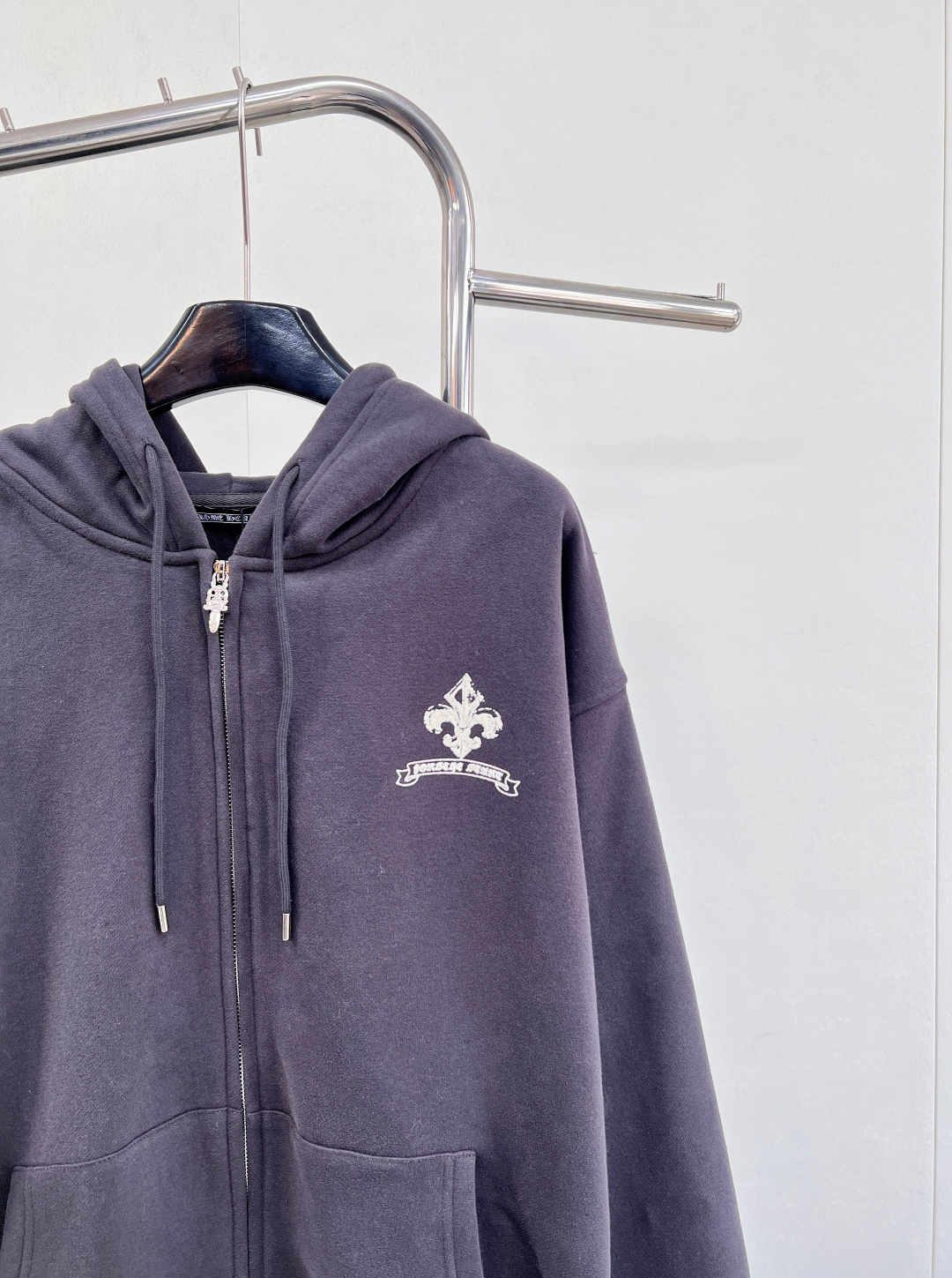 🆕 CHROME HEARTS 克罗心十字架字母印花➕绒连帽拉链外套🖤穿上就是随性自如的街头氛围感，早早