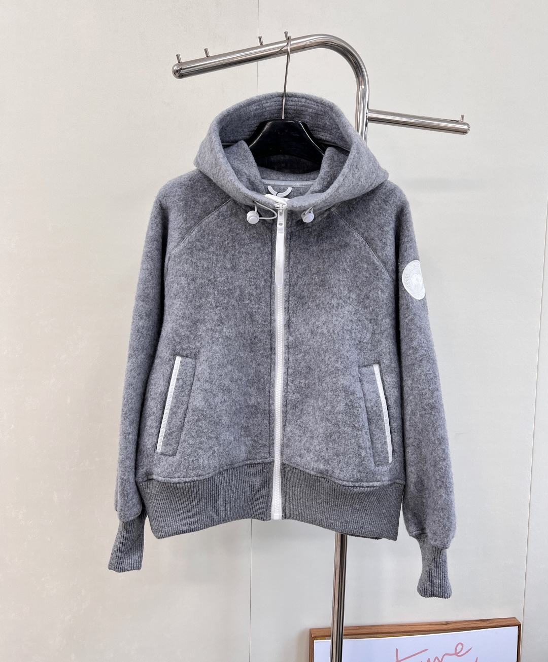 NO:564292,CANADA GOOSE's new fall and winter aviator lambswool jacket is a winter Fengshen jacket~it is really warm and inseparable from its strength and quality!  !  Truly all-round outdoor adaptability!  A must-have for fall and winter!  Pair it with a jacket or down jacket in the winter and say byebye~ Classic and practical loose hooded design, casual and comfortable, stylish and good-looking no matter how you wear it. Simple and loose version, focusing on a comfortable, casual and practical wear. A very special drawstring hood design, the brim is widened and spliced, it looks good whether it is put down or standing up, and the shape of the hat is not floppy. A wool fleece jacket that can be worn for N years. Canada Goose’s new hot style  The classic and practical wool fleece bomber jacket is top notch in terms of appearance, quality and practicality~ Both sides are made of wool fleece, including the hooded part.   The regular length is paired with a loose fit, which is very accommodating!  The white edge embellishment and matching are the high-end feel of Big Goose!  !  The warmest thing in winter!  Complete three standards, big shipments, size sml code, jackets & coats, jackets & coats, down jacket, hats, alexander wang19860909CANADA GOOSE秋冬新品飞行员羊羔毛夹克外套 冬天的封神外套～真的就是暖呼呼的离不开 实力品质的！！真正全能户外适应！秋冬必备款！搭配冲锋衣或者羽绒服冬天跟冷say byebye～ 经典实穿的宽松连帽设计 休闲舒适 怎么穿都时髦好看 简约宽松版,主打一个舒适休闲实穿 很特别的抽绳连帽设计,帽檐做了加宽拼接不论是放下来还是立起来都敲好看,帽型不软塌 一件可穿N年的羊毛抓绒夹克 加拿大鹅新出大暴款 经典实穿的羊毛抓绒飞行员夹克颜值、品质、实用性都狠在线~ 双面都是羊毛抓绒,包括连帽部分绒感炒鸡丰富,看着不是忒别厚上身还蛮保暖滴,深圳的冬天单穿都可以 双拉链门襟,拉合顺畅穿脱方便,造型感满满 门襟内里全线加固白色织带,更精致耐穿 常规的长度搭配宽松的版型～容纳性很大！白边点缀搭配就是大鹅的高级感！！ 冬天最温暖的存在！三标齐全,大货出 尺码sml 编码,,jackets & coats,jackets & coats,down jacket,hats,alexander wang,Women's clothing