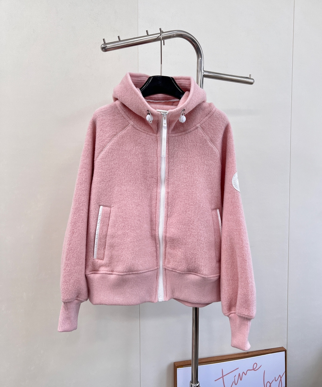 NO:564278,CANADA GOOSE's new autumn and winter pilot lamb wool jacket is a winter Fengshen jacket~it is really warm and inseparable from its strength and quality!  !  Truly all-round outdoor adaptability!  A must-have for fall and winter!  Pair it with a jacket or down jacket in the winter and say byebye~ Classic and practical loose hooded design, casual and comfortable, stylish and good-looking no matter how you wear it. Simple and loose version, focusing on a comfortable, casual and practical wear. A very special drawstring hood design, the brim is widened and spliced, it looks good whether it is put down or standing up, and the shape of the hat is not floppy. A wool fleece jacket that can be worn for N years. Canada Goose’s new hot style  The classic and practical wool fleece bomber jacket is top-notch in terms of appearance, quality and practicality~ Both sides are made of wool fleece, including the hooded part.   The regular length is paired with a loose fit, which is very accommodating!  The white edge embellishment and matching are the high-end feel of Big Goose!  !  The warmest thing in winter!  Complete three standards, big shipments, size sml code, jackets & coats, jackets & coats, down jacket, hats, alexander wang19860909CANADA GOOSE秋冬新品飞行员羊羔毛夹克外套 冬天的封神外套～真的就是暖呼呼的离不开 实力品质的！！真正全能户外适应！秋冬必备款！搭配冲锋衣或者羽绒服冬天跟冷say byebye～ 经典实穿的宽松连帽设计 休闲舒适 怎么穿都时髦好看 简约宽松版,主打一个舒适休闲实穿 很特别的抽绳连帽设计,帽檐做了加宽拼接不论是放下来还是立起来都敲好看,帽型不软塌 一件可穿N年的羊毛抓绒夹克 加拿大鹅新出大暴款 经典实穿的羊毛抓绒飞行员夹克颜值、品质、实用性都狠在线~ 双面都是羊毛抓绒,包括连帽部分绒感炒鸡丰富,看着不是忒别厚上身还蛮保暖滴,深圳的冬天单穿都可以 双拉链门襟,拉合顺畅穿脱方便,造型感满满 门襟内里全线加固白色织带,更精致耐穿 常规的长度搭配宽松的版型～容纳性很大！白边点缀搭配就是大鹅的高级感！！ 冬天最温暖的存在！三标齐全,大货出 尺码sml 编码,,jackets & coats,jackets & coats,down jacket,hats,alexander wang,Women's clothing