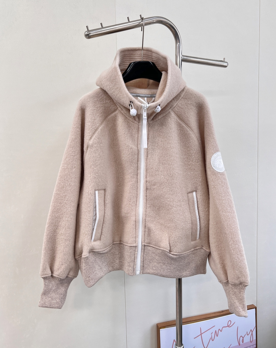 NO:564335,CANADA GOOSE's new autumn and winter pilot lamb wool jacket is a winter Fengshen jacket~it is really warm and inseparable from its strength and quality!  !  Truly all-round outdoor adaptability!  A must-have for fall and winter!  Pair it with a jacket or down jacket in the winter and say byebye~ Classic and practical loose hooded design, casual and comfortable, stylish and good-looking no matter how you wear it. Simple and loose version, focusing on a comfortable, casual and practical wear. A very special drawstring hood design, the brim is widened and spliced, it looks good whether it is put down or standing up, and the shape of the hat is not floppy. A wool fleece jacket that can be worn for N years. Canada Goose’s new hot style  The classic and practical wool fleece bomber jacket is top-notch in terms of appearance, quality and practicality~ Both sides are made of wool fleece, including the hooded part.   The regular length is paired with a loose fit, which is very accommodating!  The white edge embellishment and matching are the high-end feel of Big Goose!  !  The warmest thing in winter!  Complete three standards, big shipments, size sml code, jackets & coats, jackets & coats, down jacket, hats, alexander wang19860909CANADA GOOSE秋冬新品飞行员羊羔毛夹克外套 冬天的封神外套～真的就是暖呼呼的离不开 实力品质的！！真正全能户外适应！秋冬必备款！搭配冲锋衣或者羽绒服冬天跟冷say byebye～ 经典实穿的宽松连帽设计 休闲舒适 怎么穿都时髦好看 简约宽松版,主打一个舒适休闲实穿 很特别的抽绳连帽设计,帽檐做了加宽拼接不论是放下来还是立起来都敲好看,帽型不软塌 一件可穿N年的羊毛抓绒夹克 加拿大鹅新出大暴款 经典实穿的羊毛抓绒飞行员夹克颜值、品质、实用性都狠在线~ 双面都是羊毛抓绒,包括连帽部分绒感炒鸡丰富,看着不是忒别厚上身还蛮保暖滴,深圳的冬天单穿都可以 双拉链门襟,拉合顺畅穿脱方便,造型感满满 门襟内里全线加固白色织带,更精致耐穿 常规的长度搭配宽松的版型～容纳性很大！白边点缀搭配就是大鹅的高级感！！ 冬天最温暖的存在！三标齐全,大货出 尺码sml 编码,,jackets & coats,jackets & coats,down jacket,hats,alexander wang,Women's clothing