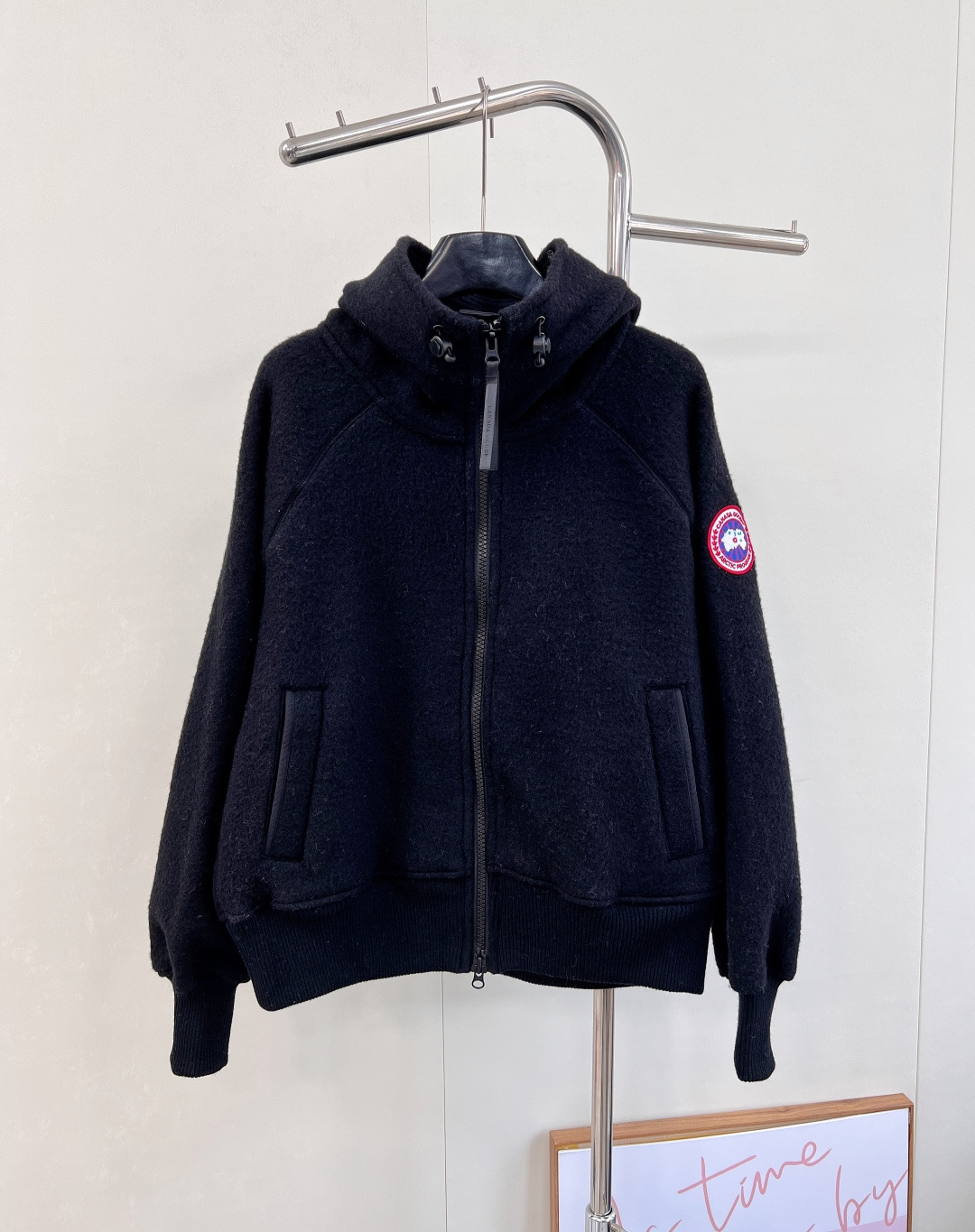 NO:564327,CANADA GOOSE's new autumn and winter pilot lamb wool jacket is a winter Fengshen jacket~it is really warm and inseparable from its strength and quality!  !  Truly all-round outdoor adaptability!  A must-have for fall and winter!  Pair it with a jacket or down jacket in the winter and say byebye~ Classic and practical loose hooded design, casual and comfortable, stylish and good-looking no matter how you wear it. Simple and loose version, focusing on a comfortable, casual and practical wear. A very special drawstring hood design, the brim is widened and spliced, it looks good whether it is put down or standing up, and the shape of the hat is not floppy. A wool fleece jacket that can be worn for N years. Canada Goose’s new hot style  The classic and practical wool fleece bomber jacket is top-notch in terms of appearance, quality and practicality~ Both sides are made of wool fleece, including the hooded part.   The regular length is paired with a loose fit, which is very accommodating!  The white edge embellishment and matching are the high-end feel of Big Goose!  !  The warmest thing in winter!  Complete three standards, large shipments, size sml code M,,jackets & coats,jackets & coats,down jacket,hats,alexander wang19860909CANADA GOOSE秋冬新品飞行员羊羔毛夹克外套 冬天的封神外套～真的就是暖呼呼的离不开 实力品质的！！真正全能户外适应！秋冬必备款！搭配冲锋衣或者羽绒服冬天跟冷say byebye～ 经典实穿的宽松连帽设计 休闲舒适 怎么穿都时髦好看 简约宽松版,主打一个舒适休闲实穿 很特别的抽绳连帽设计,帽檐做了加宽拼接不论是放下来还是立起来都敲好看,帽型不软塌 一件可穿N年的羊毛抓绒夹克 加拿大鹅新出大暴款 经典实穿的羊毛抓绒飞行员夹克颜值、品质、实用性都狠在线~ 双面都是羊毛抓绒,包括连帽部分绒感炒鸡丰富,看着不是忒别厚上身还蛮保暖滴,深圳的冬天单穿都可以 双拉链门襟,拉合顺畅穿脱方便,造型感满满 门襟内里全线加固白色织带,更精致耐穿 常规的长度搭配宽松的版型～容纳性很大！白边点缀搭配就是大鹅的高级感！！ 冬天最温暖的存在！三标齐全,大货出 尺码sml 编码M,,jackets & coats,jackets & coats,down jacket,hats,alexander wang,Women's clothing