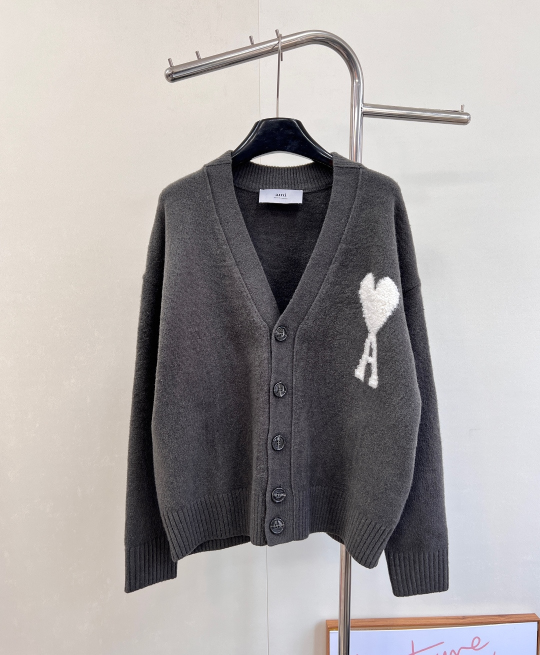 NO:564310,AMI's new Tower Love Cardigan is sure to make your heart flutter at first sight. This piece is popular all over the country and is worn by celebrities and internet celebrities!  Are you sure you don't want one?  The lazy and loose-fitting design on the upper body really feels good~ The heart pattern of the Eiffel Tower on the chest is made with a new type of special machine!  The recognition is quite high. The fabric feels soft and delicate, and it is skin-friendly and comfortable to wear!  It won’t get stuck at all!  Both boys and girls can wear it, a must-have for autumn and winter!  Don't miss it. The big goods have been shipped. The three standards are complete. The big goods are shipped. The size is sml and the code is A, alexander wang.19860909AMI 新款铁塔爱心开衫一眼万年 是心动的感觉没错了,这件火遍大江南北 明星网红都在穿！你确定不来一件？慵懒宽松的版型设计上身真的很有Feel～胸前巴黎铁塔桃心图案采用新型特种机的工艺！辨识度相当之高..面料摸起来柔软细腻 穿上亲肤舒适！完全不会扎身！男生女生都能穿 秋冬必须入的一款！不能错过 大货已出三标齐全,大货出 尺码sml 编码A,,alexander wang,Women's clothing